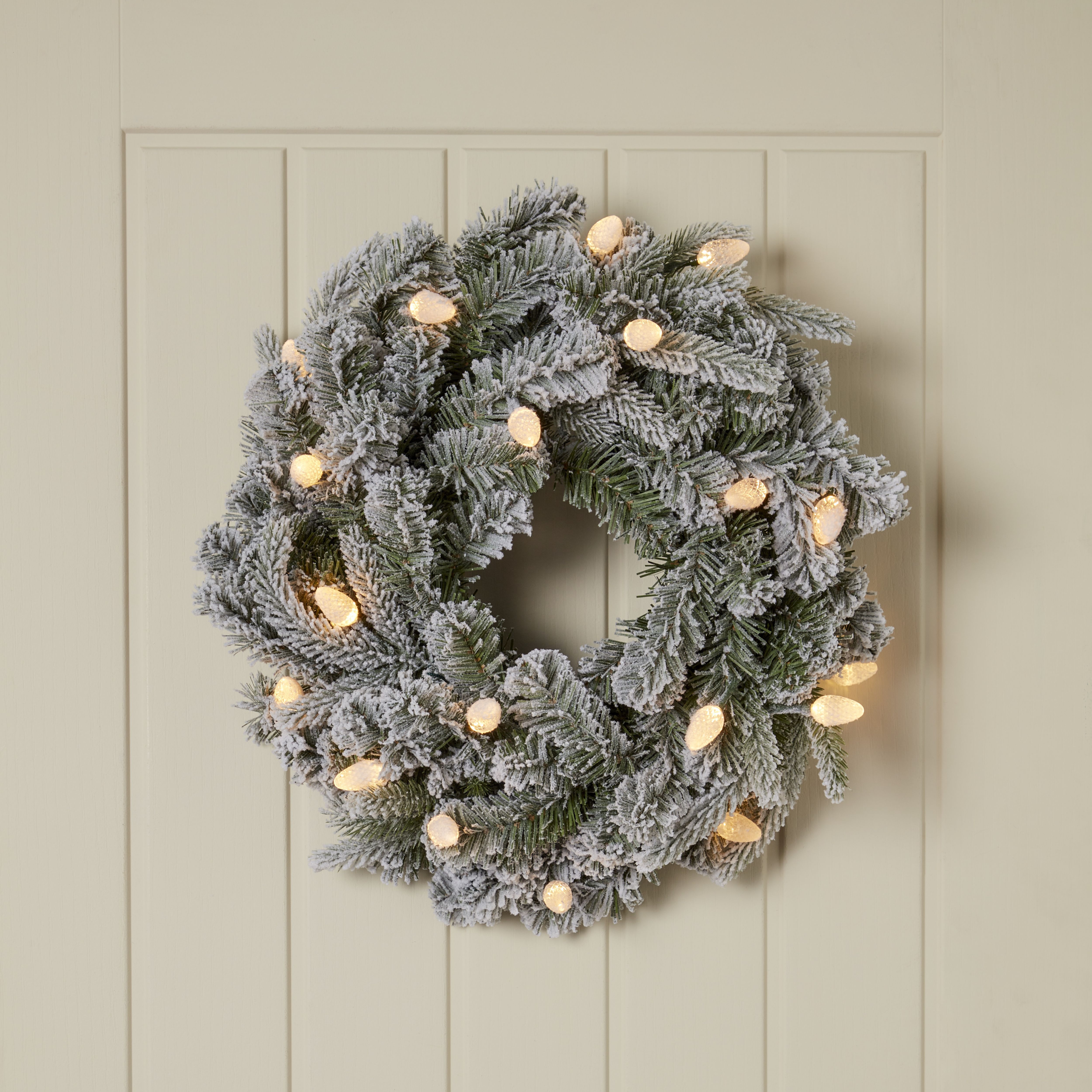 50cm Winter Wonderland Pre-lit Christmas wreath - Green