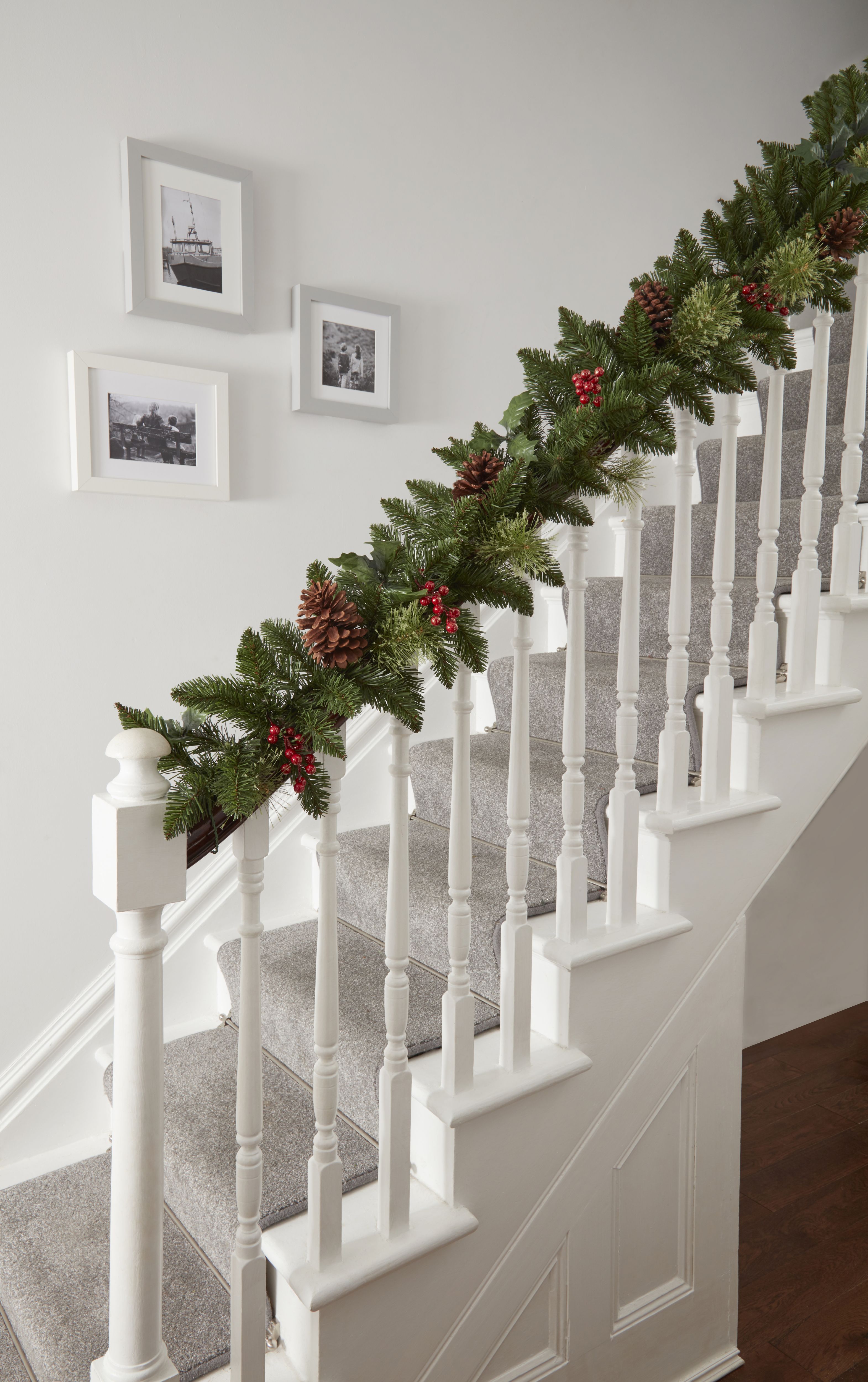 Amden Pinecone & Berry Green Garland