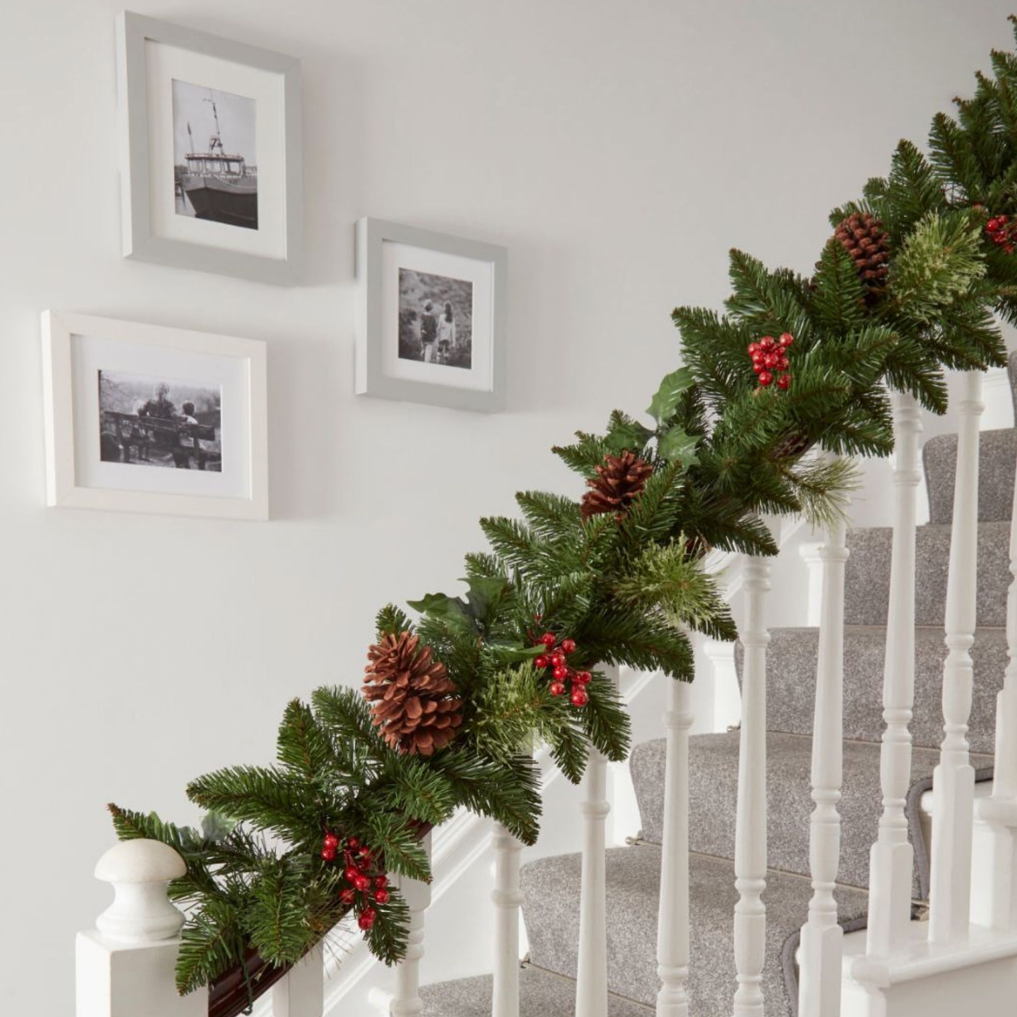 Amden Pinecone & Berry Green Garland