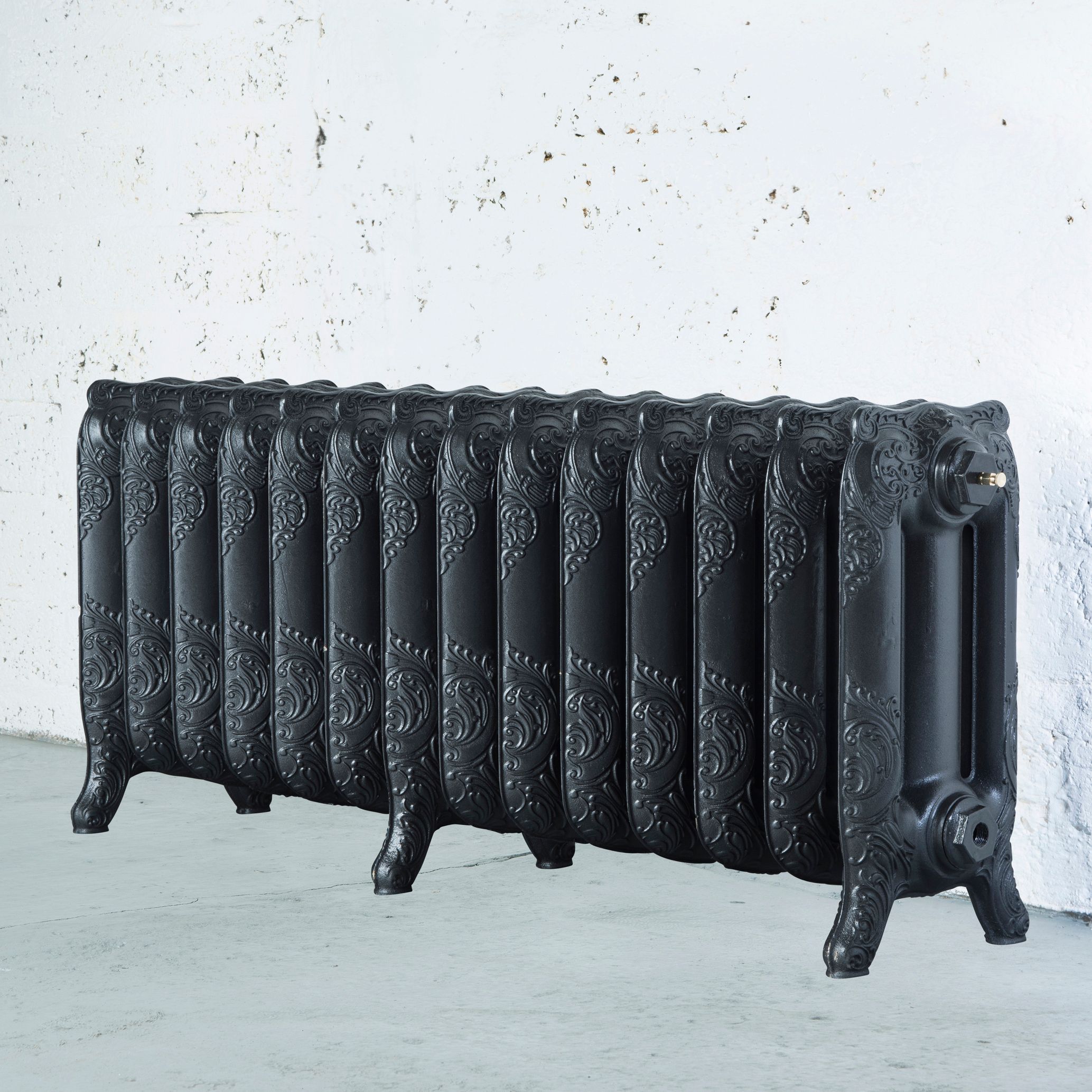 Arroll Montmartre Pewter 3 Column Radiator, (W)1154mm x (H)470mm