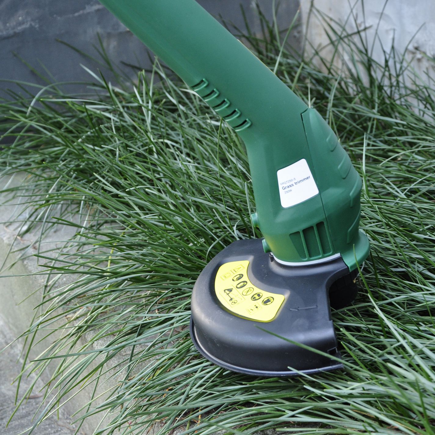 b&q electric grass strimmer