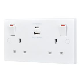 BG White Double 13A Switched Socket with USB x2 4.2A & White inserts
