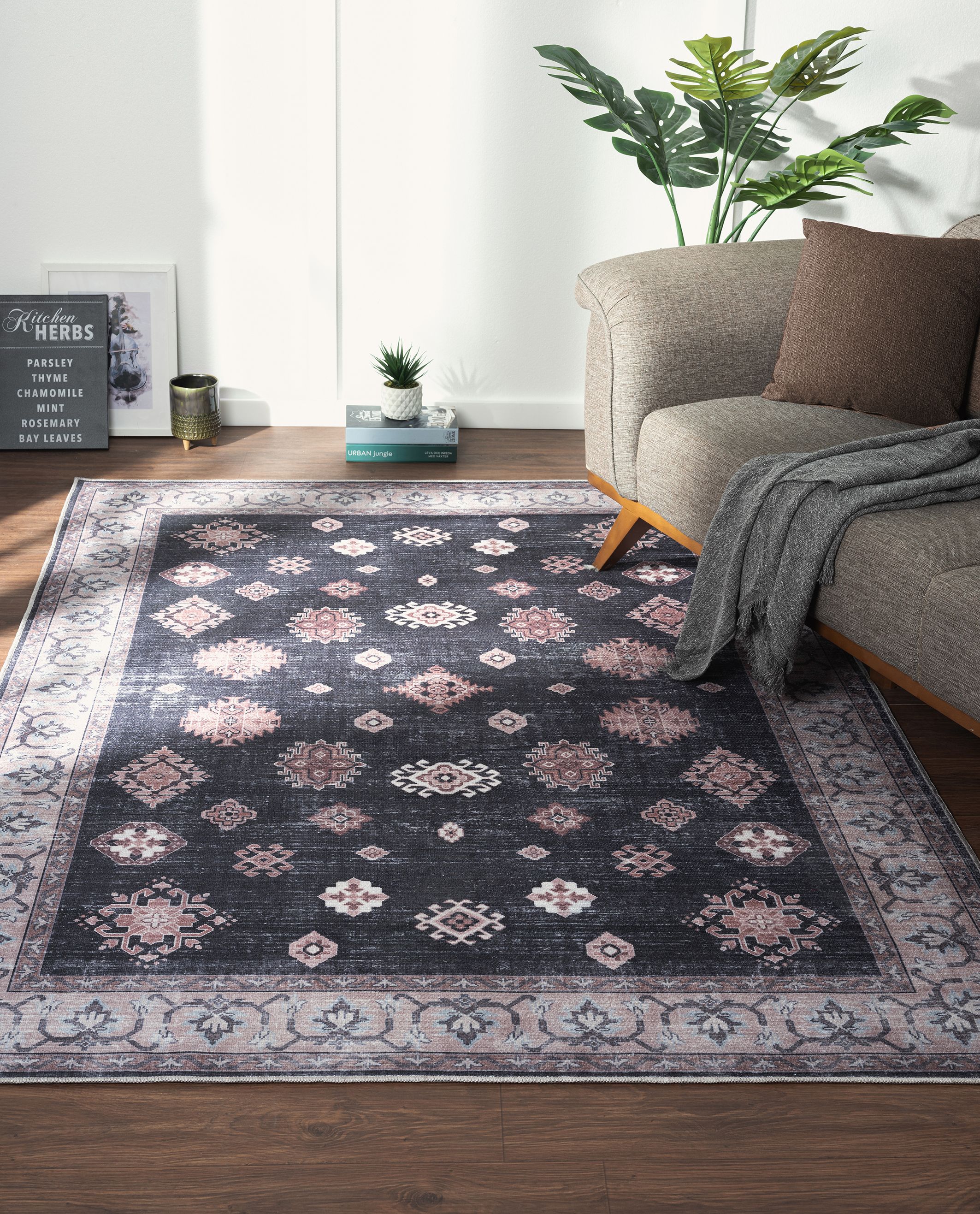 Black Traditional Large Rug, (L)230cm x (W)160cm