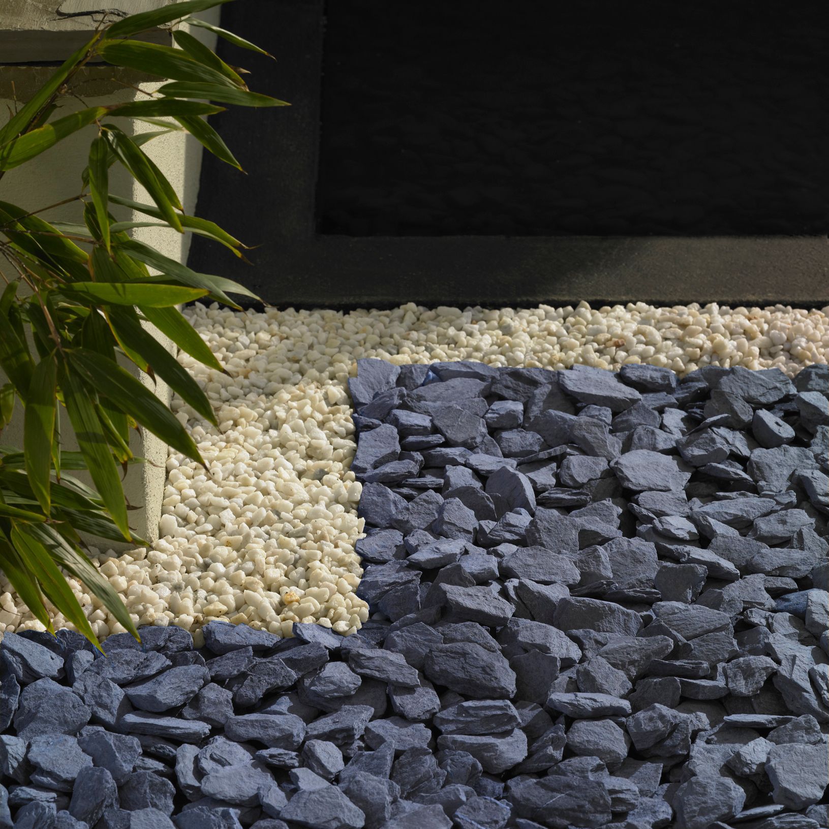 Blooma Blue 10-30mm Slate Decorative chippings, Bulk Bag, 9.5m² | DIY ...