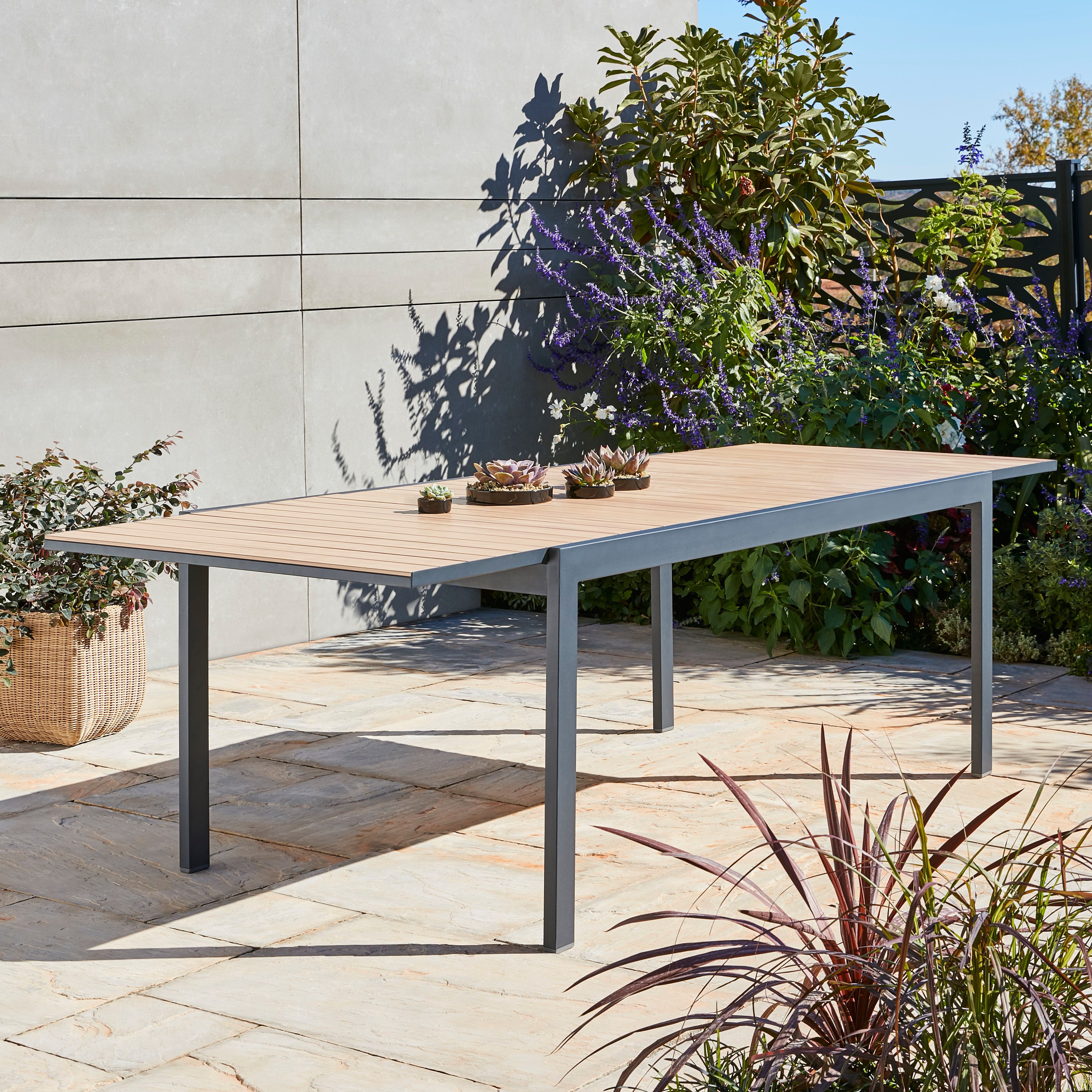 Morlaix metal store extendable dining table