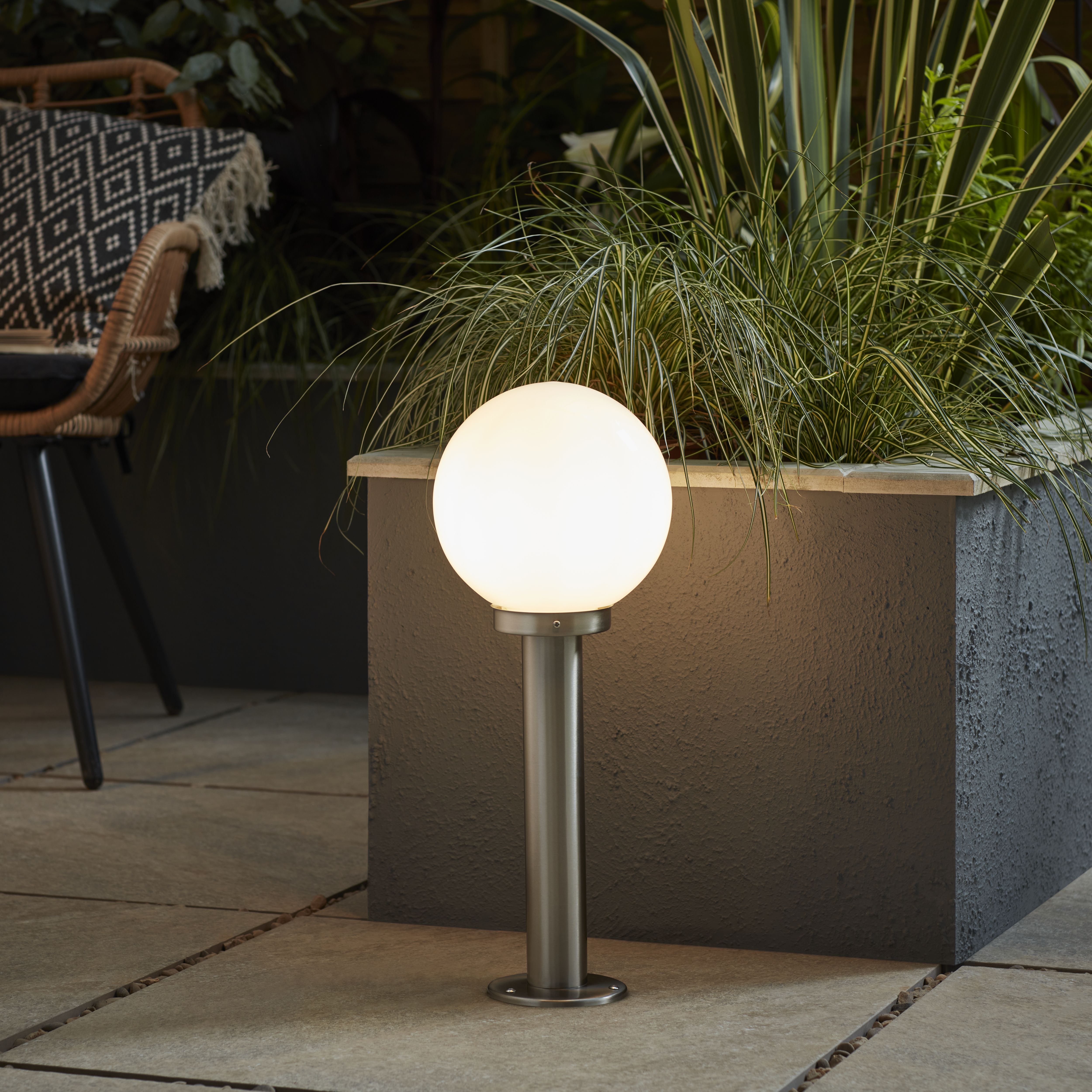 Blooma Sherbrooke Ball Acier Silver effect Mains-powered 1 lamp Halogen Outdoor Post light (H)500mm