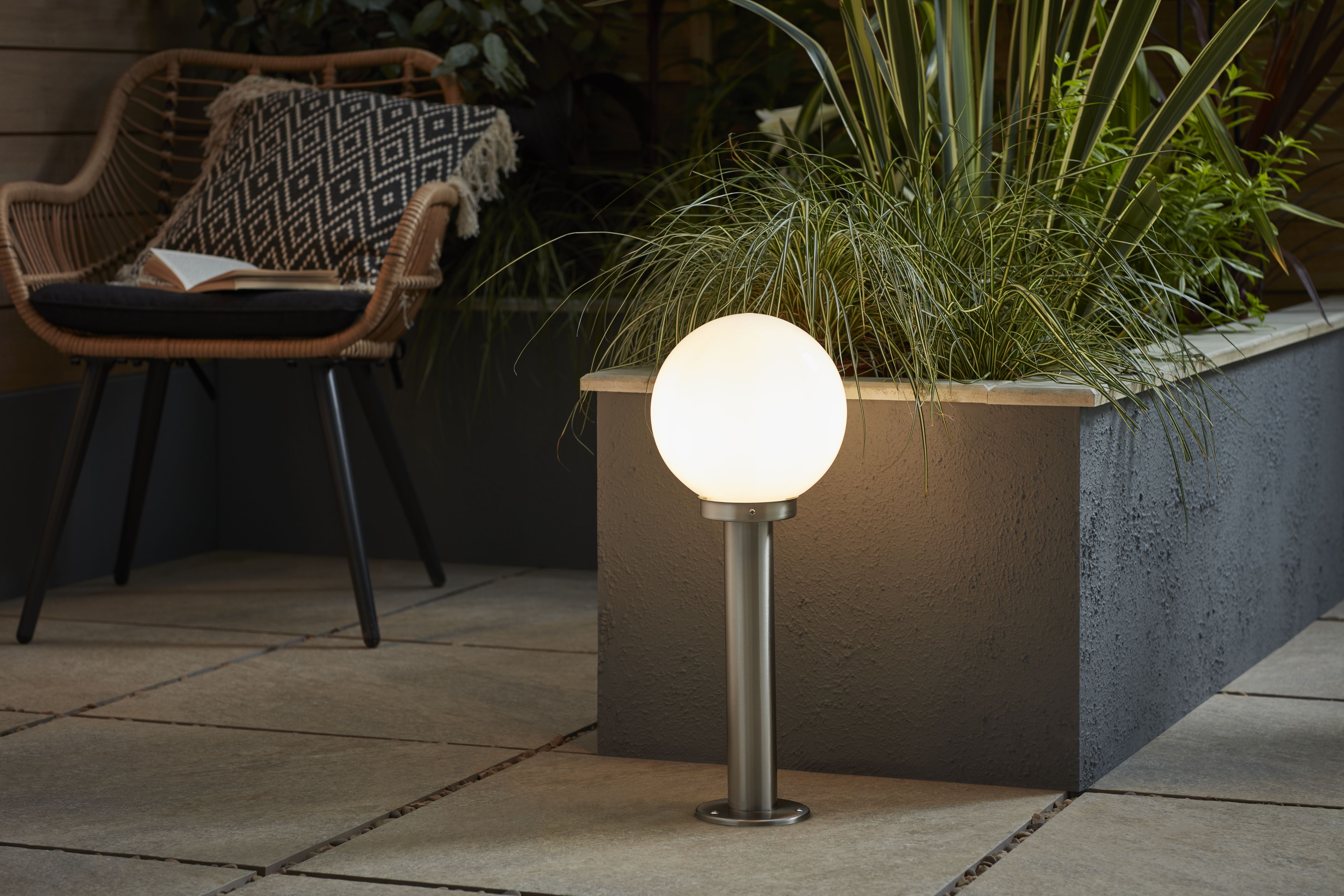 Blooma Sherbrooke Ball Acier Silver effect Mains-powered 1 lamp Halogen Outdoor Post light (H)500mm