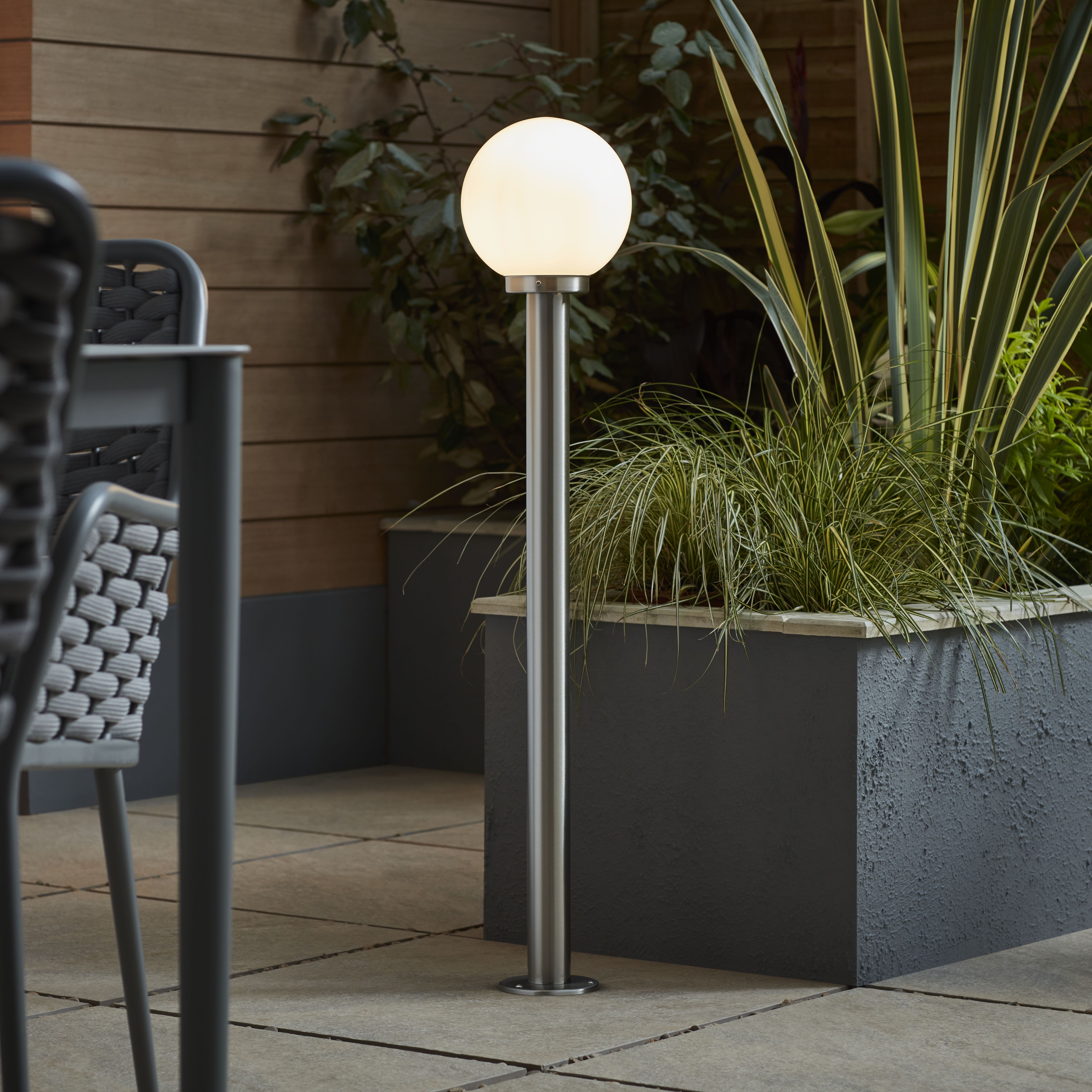 Blooma Sherbrooke Ball Chrome Silver effect Mains-powered 1 lamp Halogen Outdoor Post light (H)1000mm