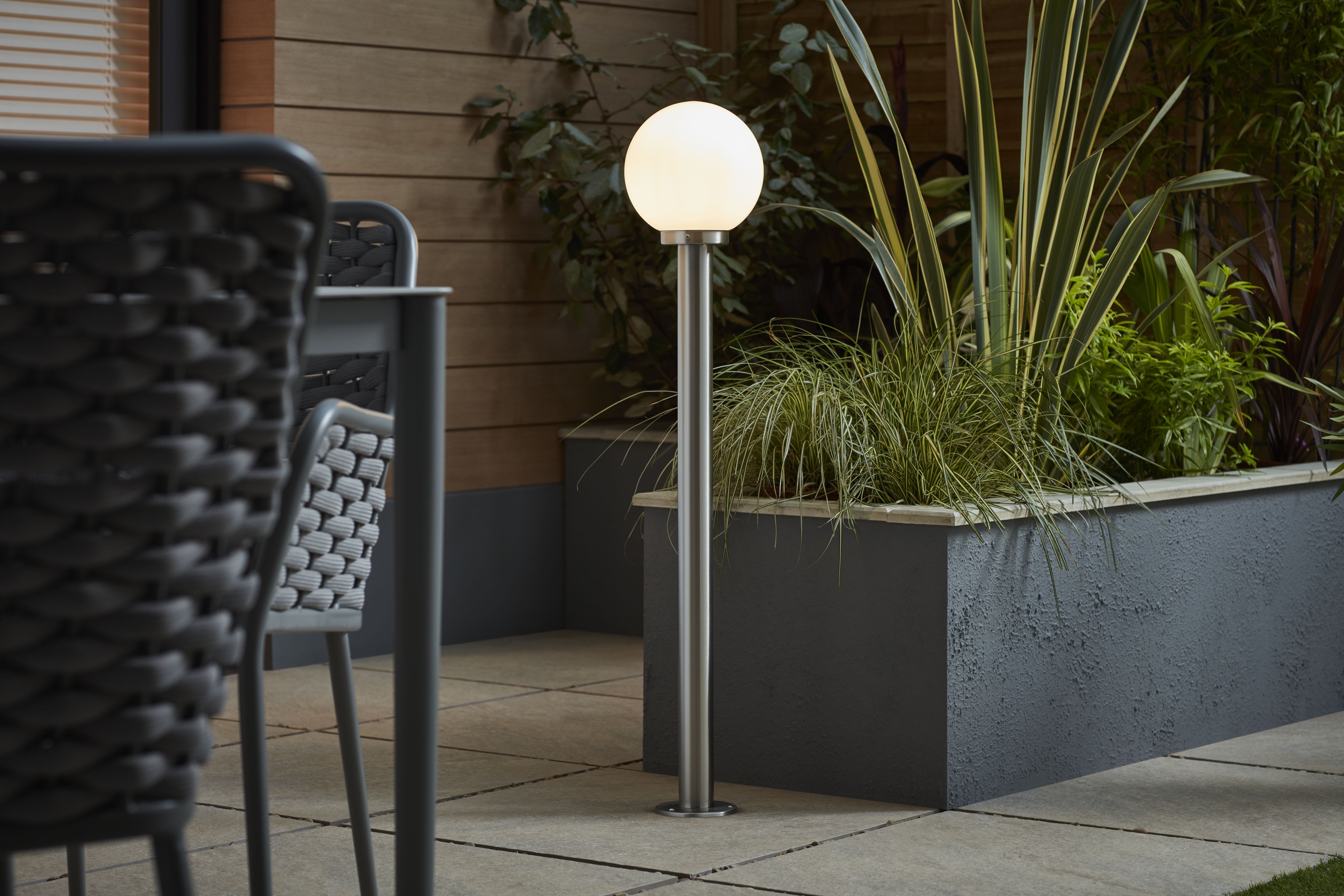 Blooma Sherbrooke Ball Chrome Silver effect Mains-powered 1 lamp Halogen Outdoor Post light (H)1000mm