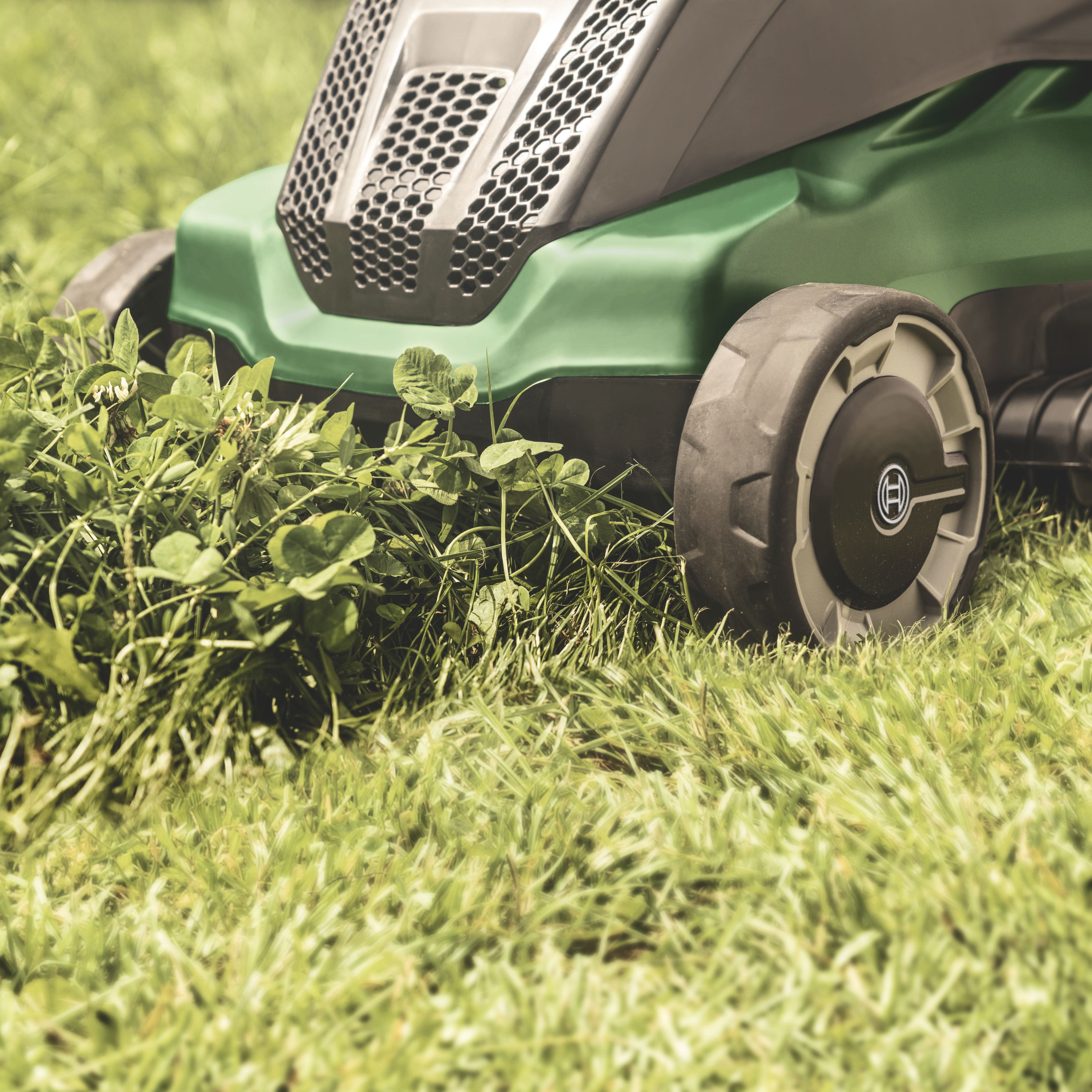 Bosch Advanced 670 Corded Lawnmower