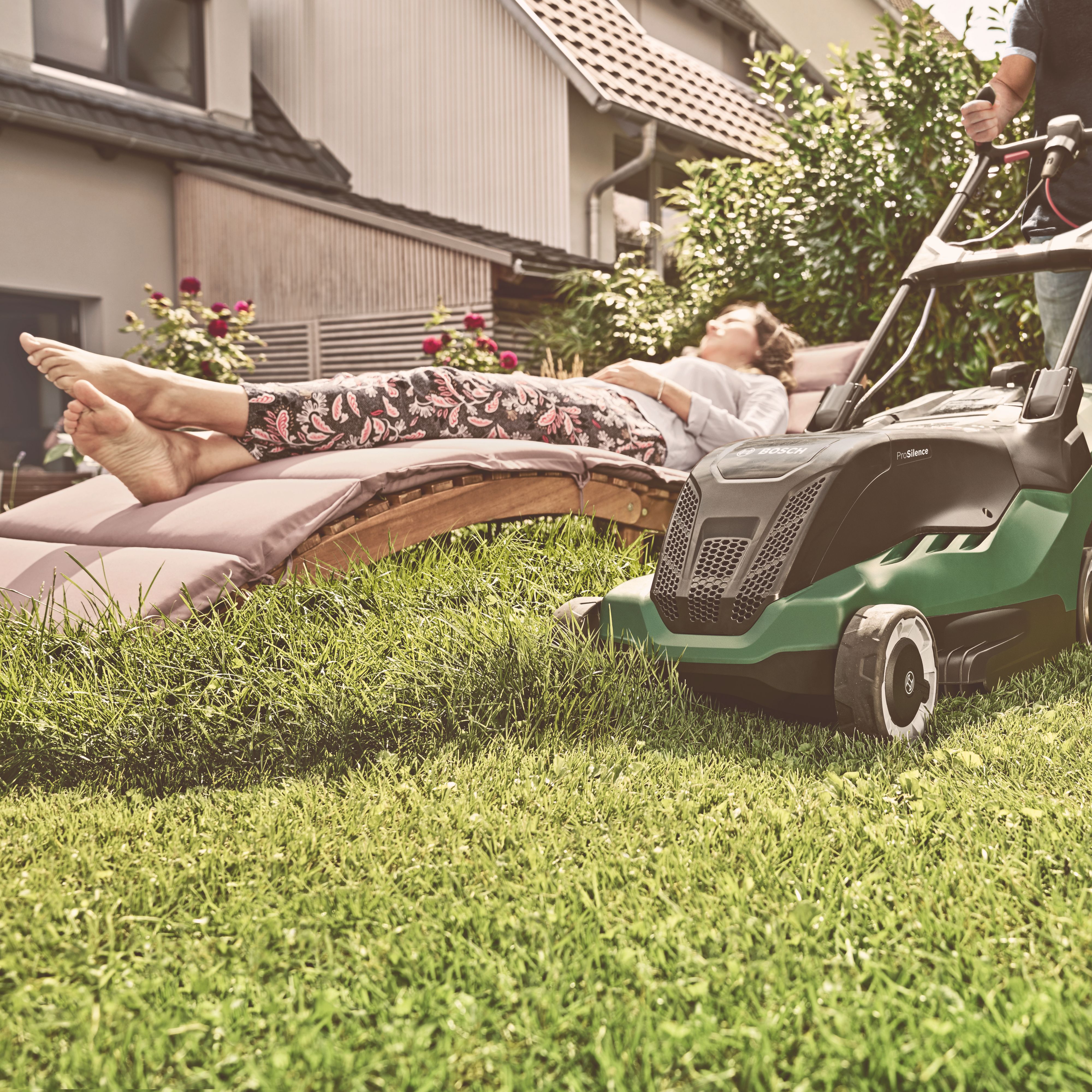 Bosch Advanced 670 Corded Lawnmower