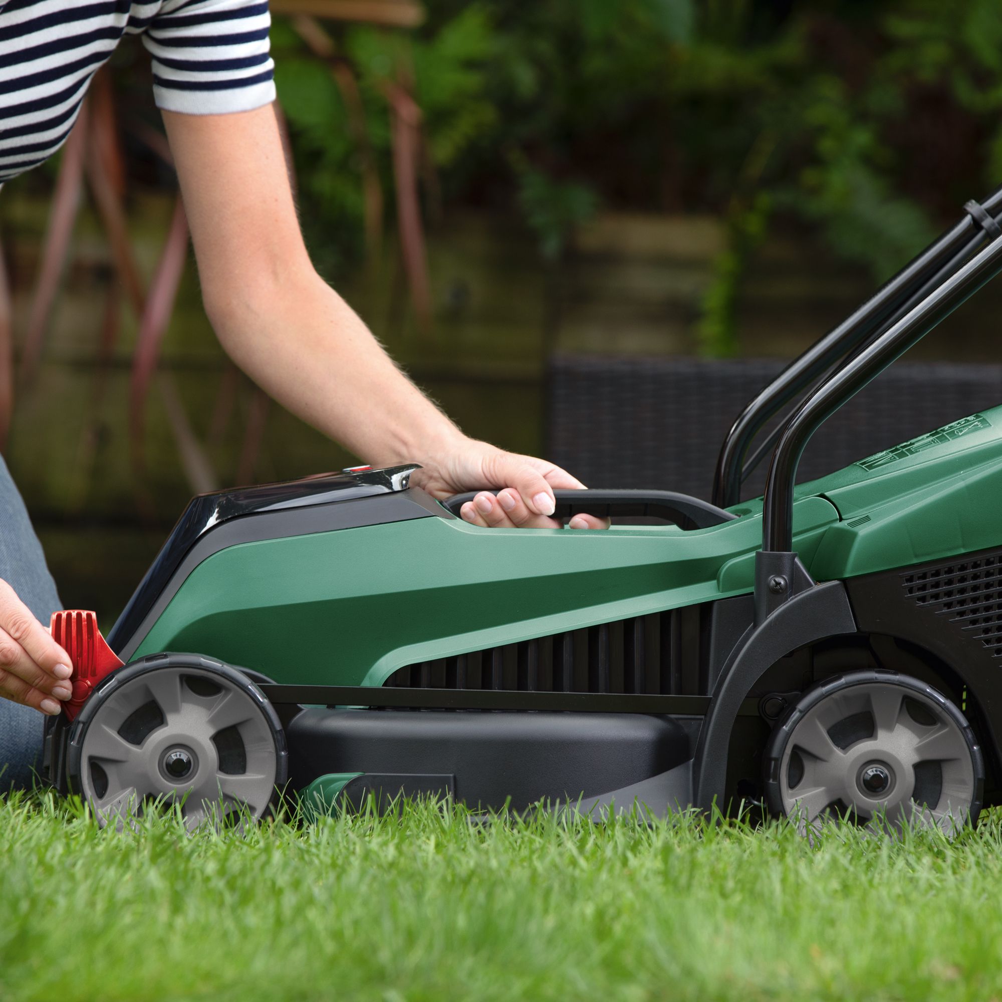 Bosch cordless lawn discount mower with rear roller