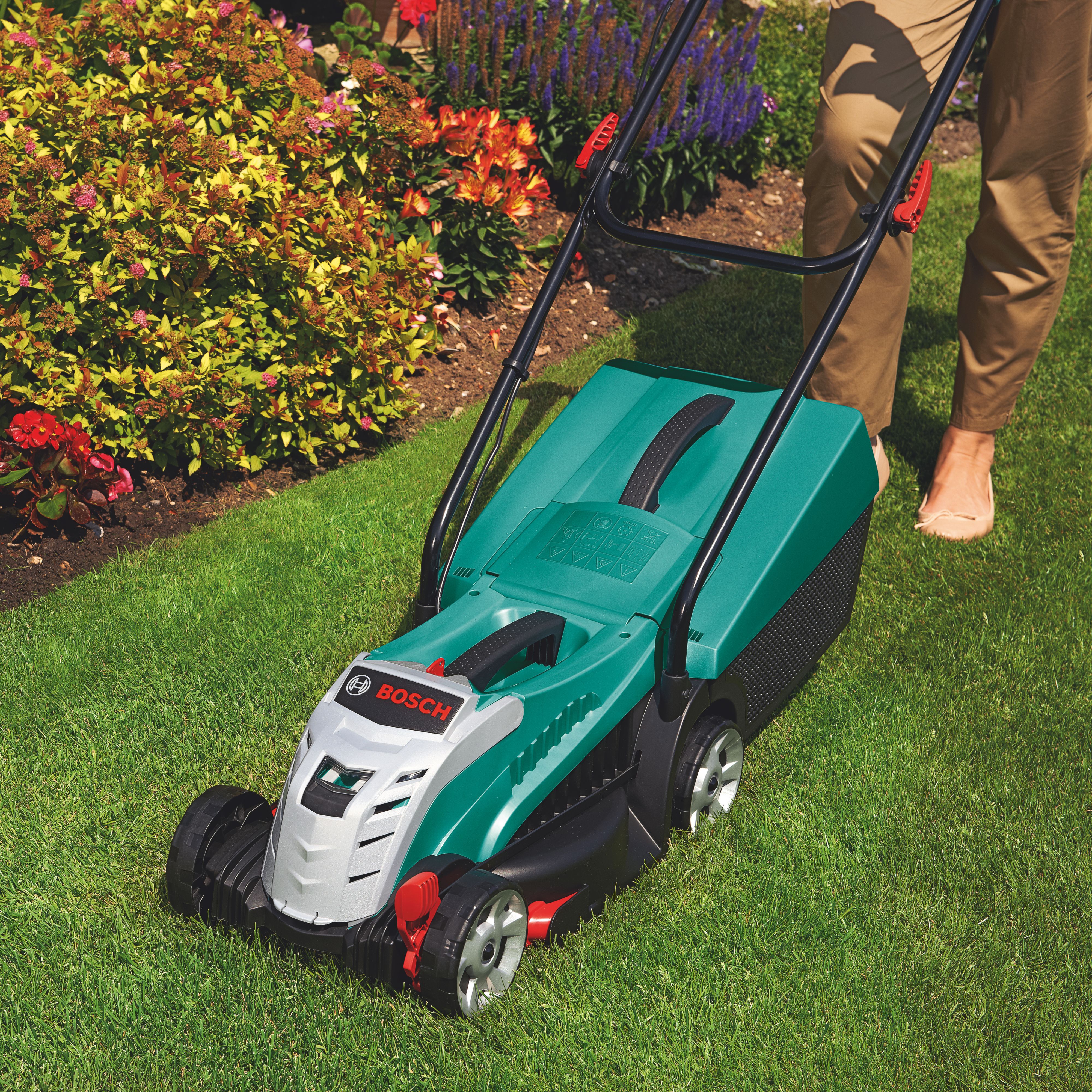 Bosch Rotak 32 LI Cordless Lawnmower | DIY at B&Q