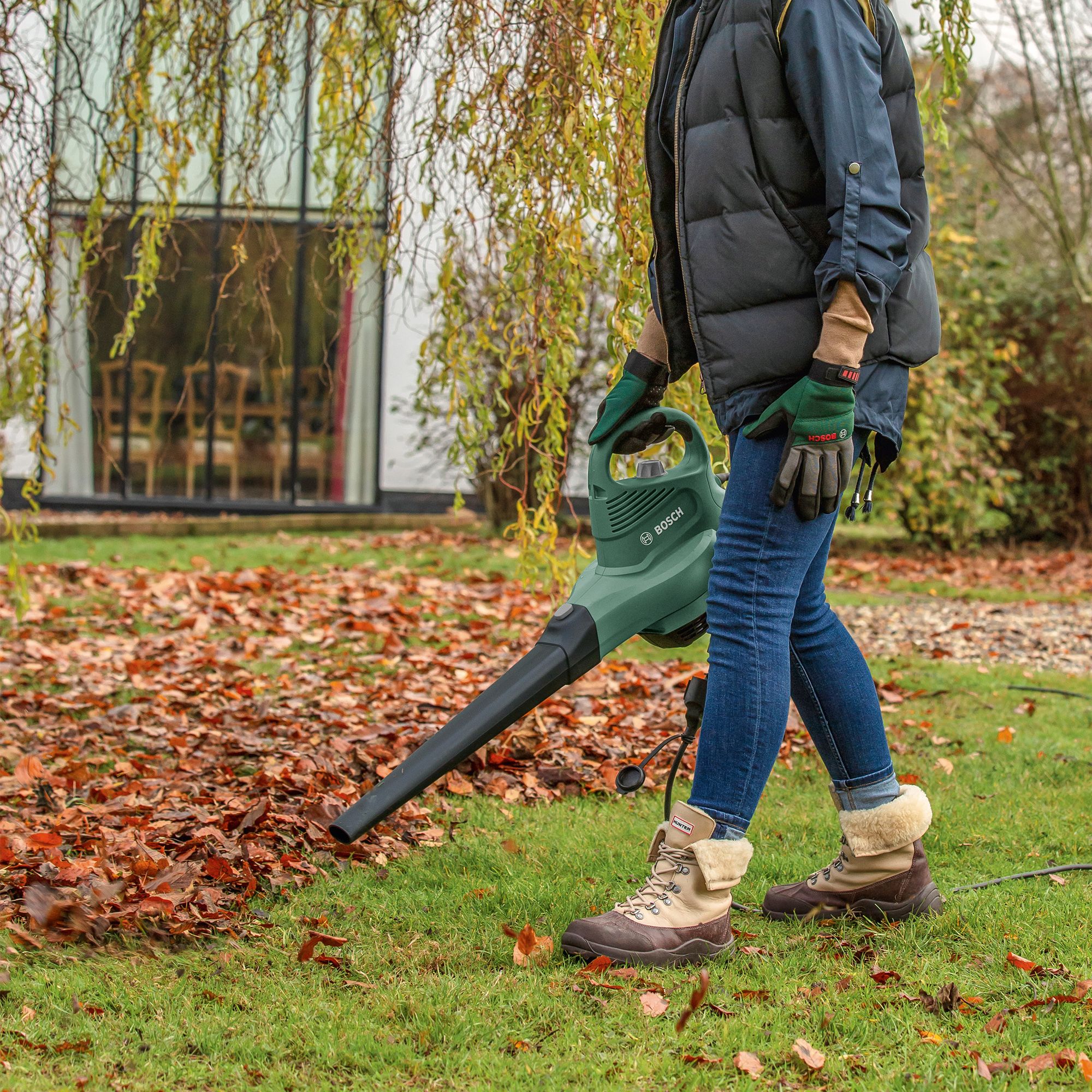 Bosch UniversalGardenTidy 3000 Corded 3000W Mains fed Garden blower vacuum