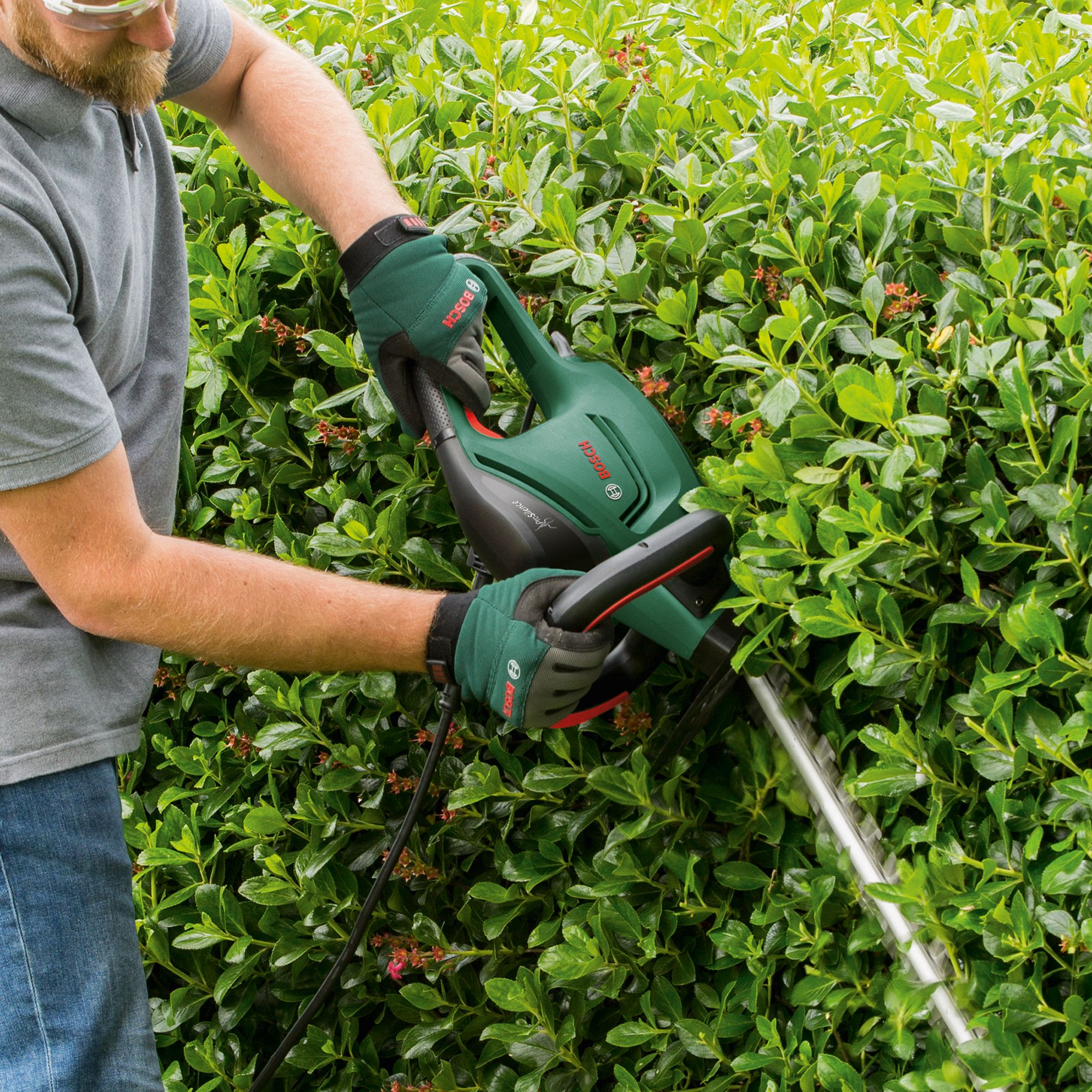 Bosch UniversalHedgeCut 60 Corded Electric - 600mm 30mm 480W Mains fed Laser cut Hedge trimmer