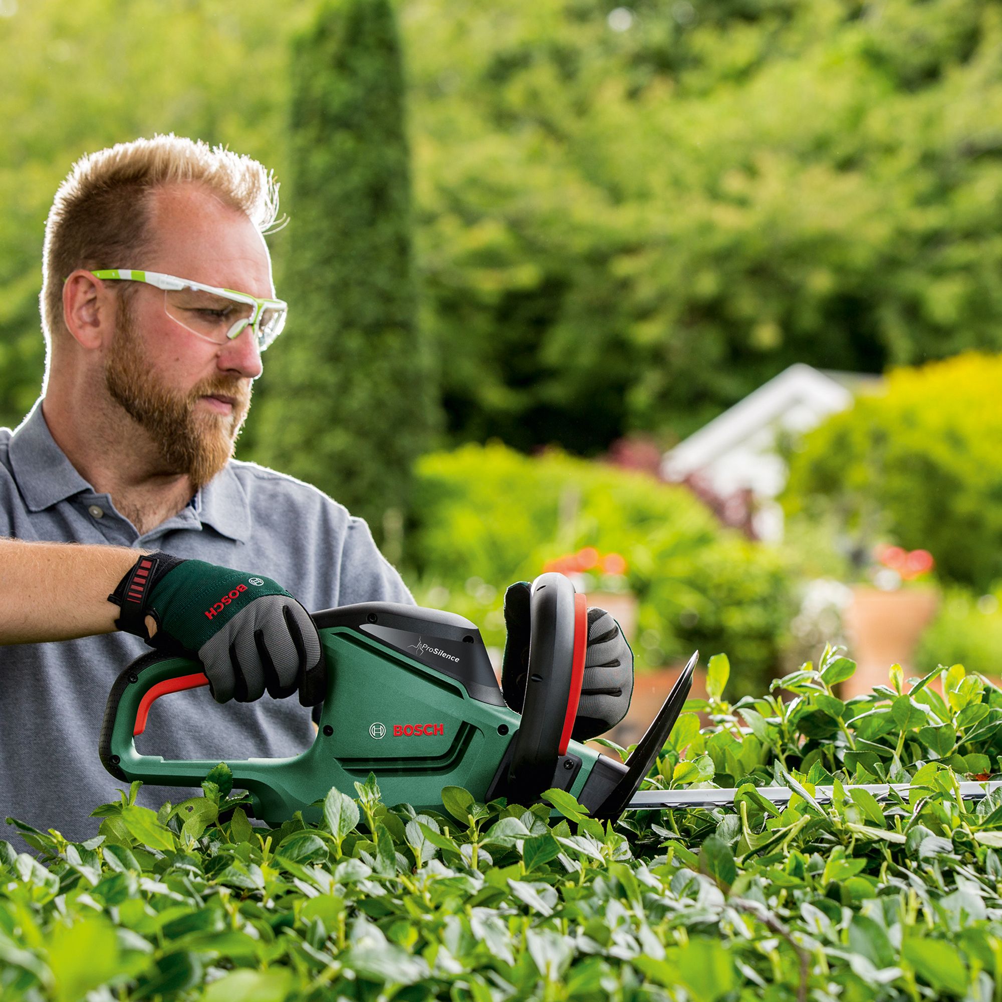 Bosch UniversalHedgeCut 60 Corded Electric - 600mm 30mm 480W Mains fed Laser cut Hedge trimmer