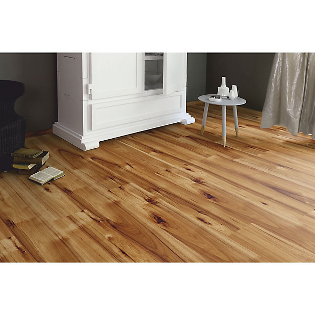 Bravo Natural Wood Effect Flooring 1, Gloss Laminate Flooring B Q