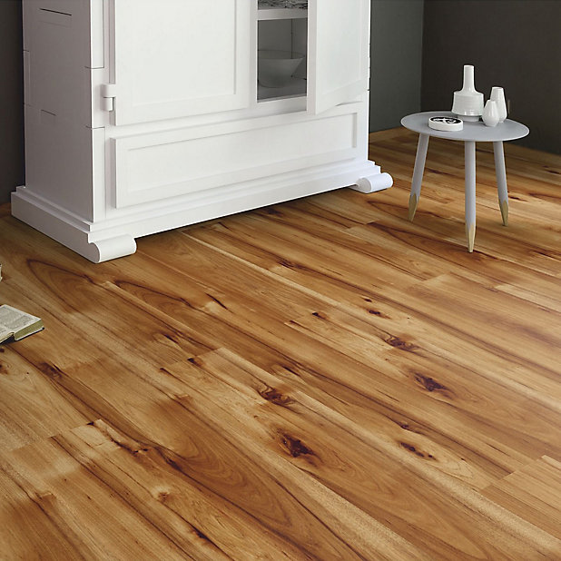 Bravo Natural Wood Effect Flooring 1, Dark Brown Laminate Flooring B Q