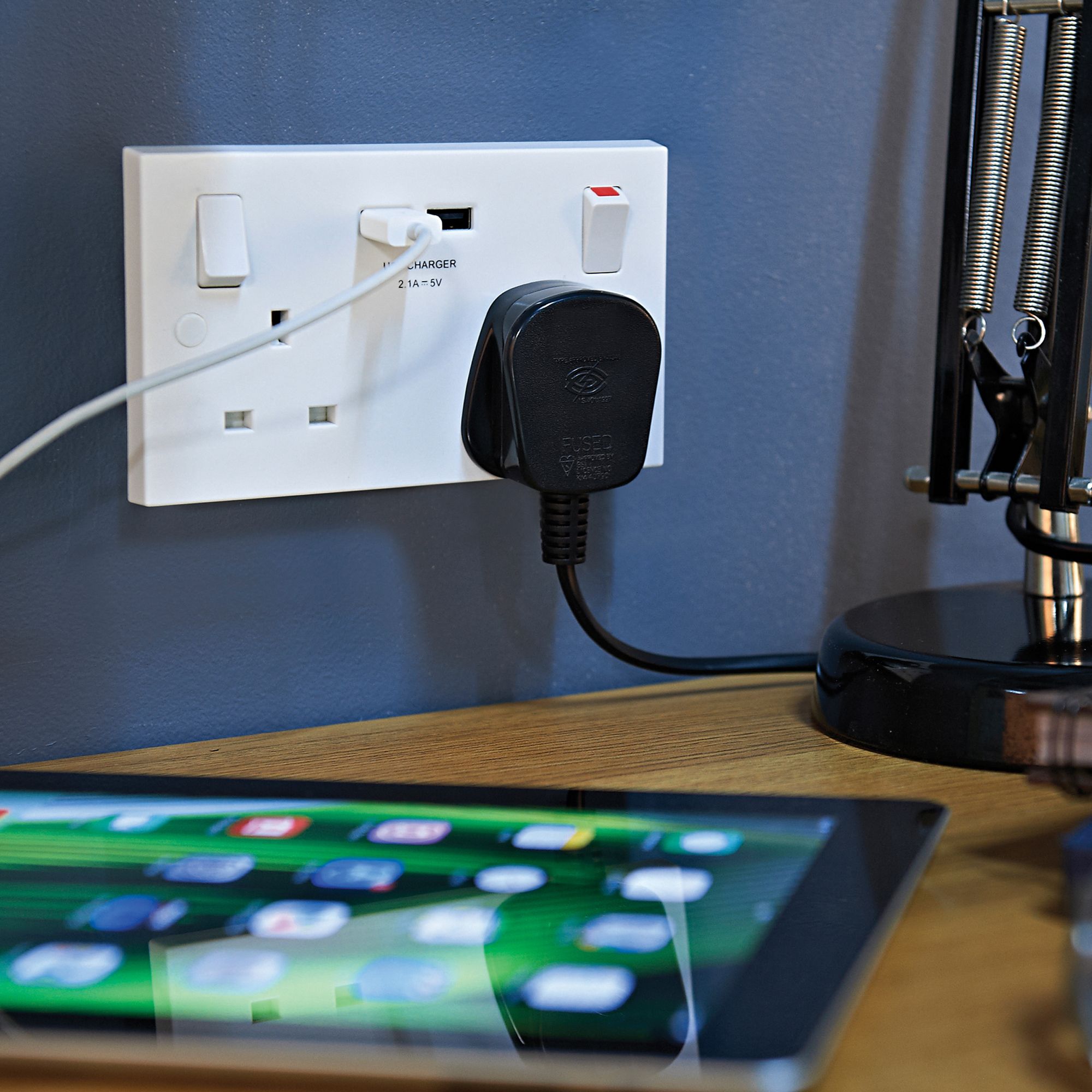 British General White Double USB socket, 2 x 2.1A USB