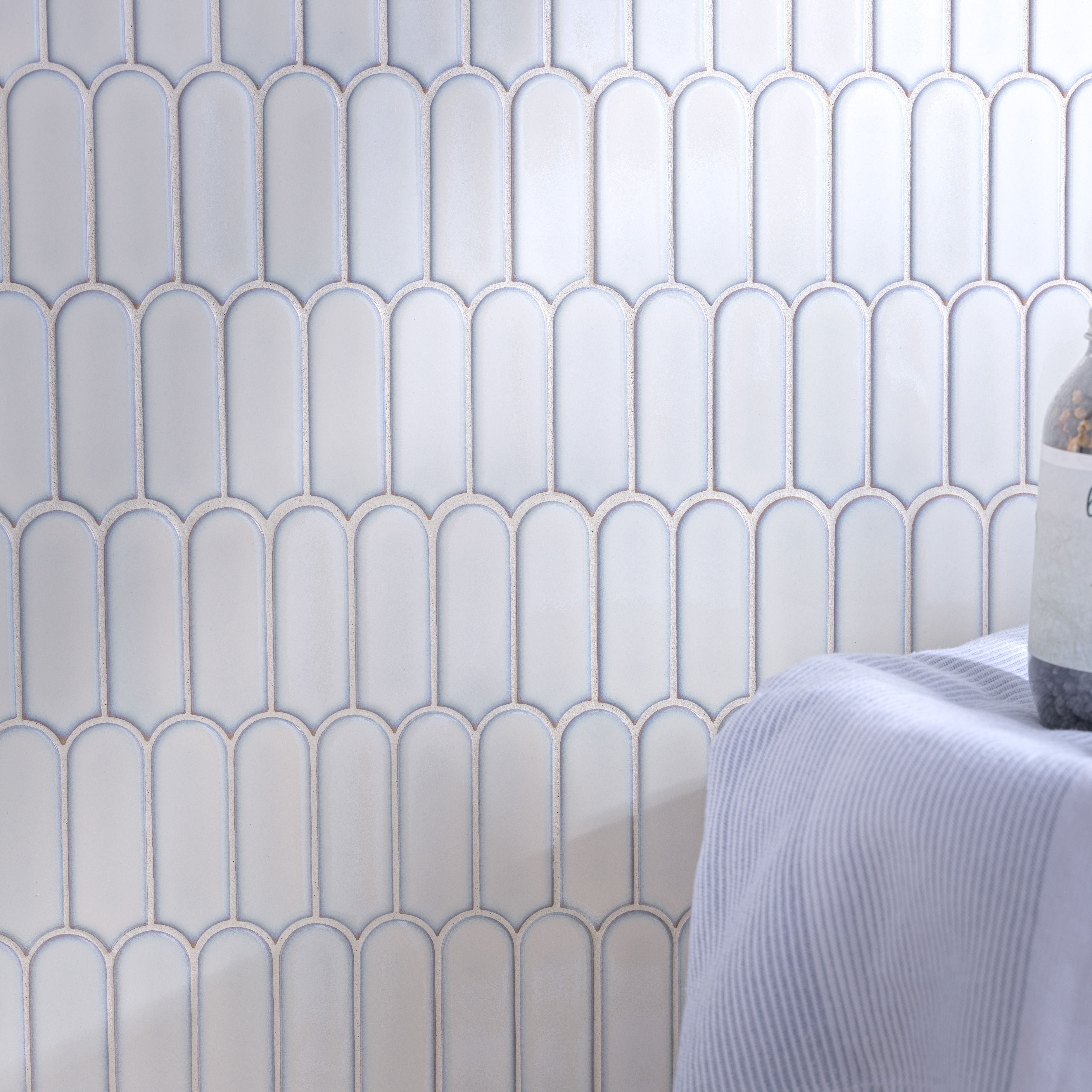 Ca’Pietra Portico White Gloss Feather Metallic effect Embossed Porcelain Indoor Wall tile, (L)296mm (W)280mm