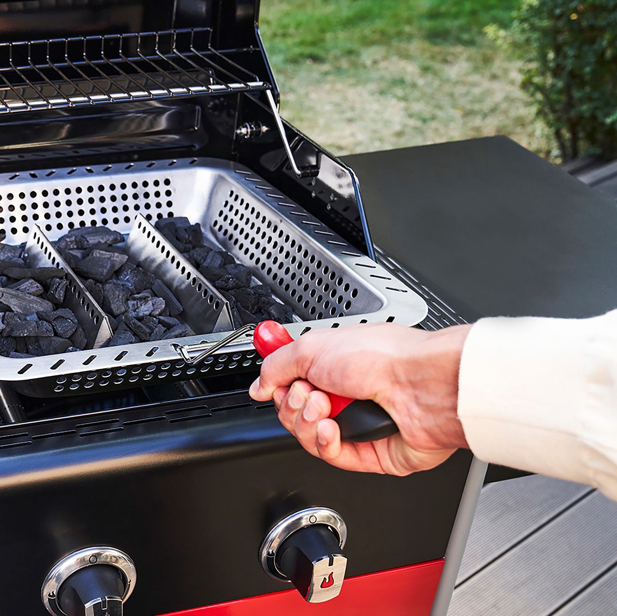 Charbroil Gas2Coal 2.0 Black 3 burner Gas Hybrid BBQ - 8
