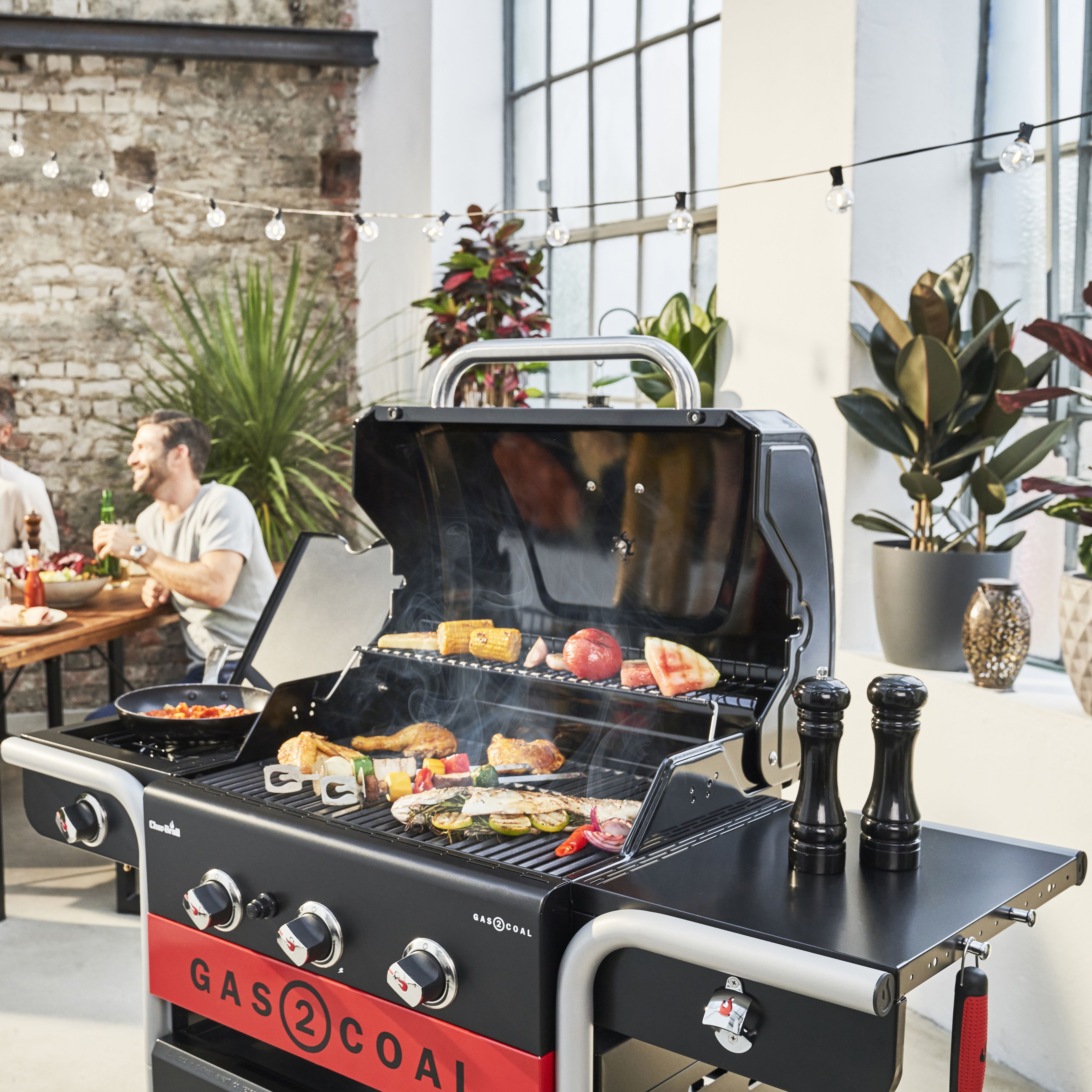 Charbroil Gas2Coal 2.0 Black 3 burner Gas Hybrid BBQ - 11