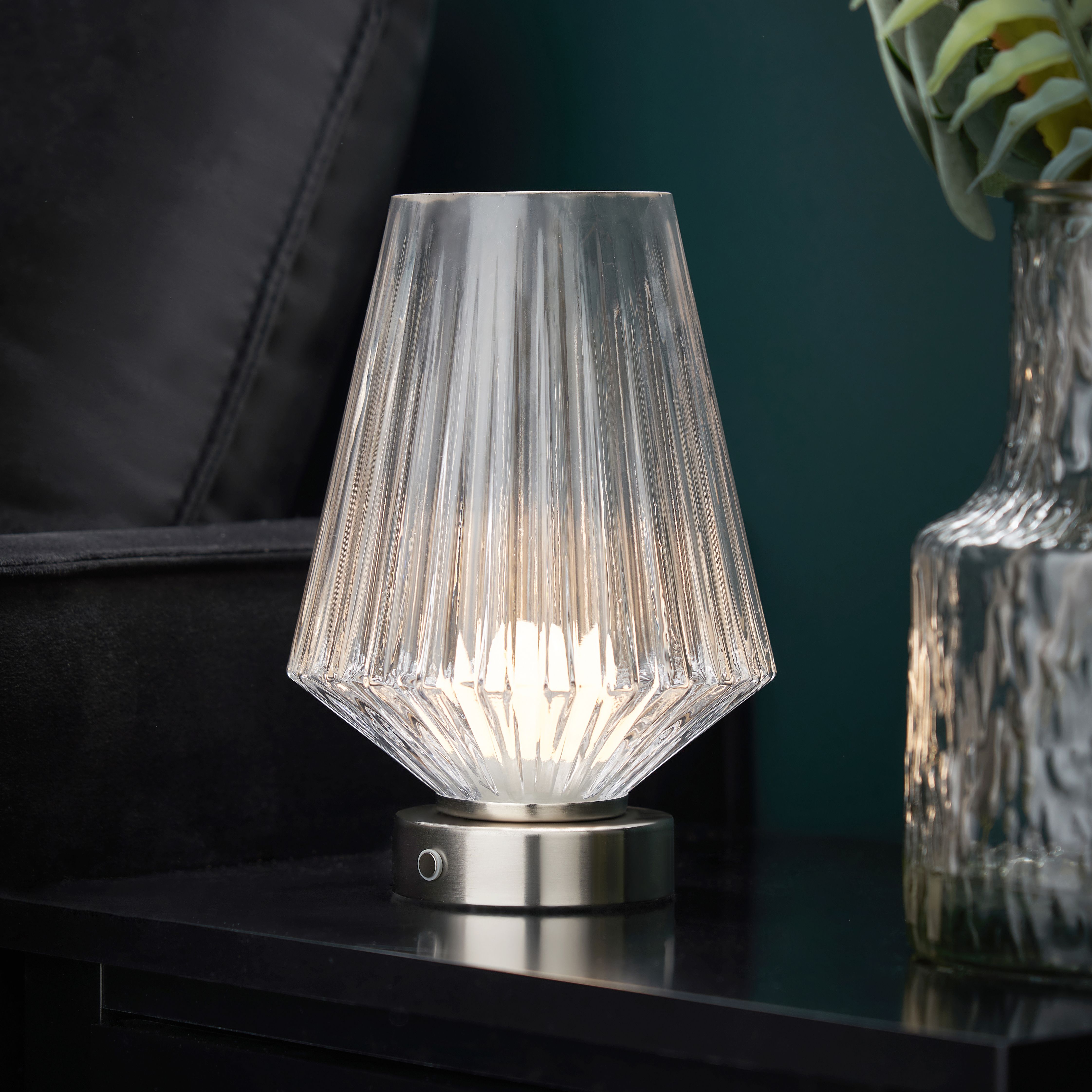Clear LED Battery-powered Ribbed Table lamp