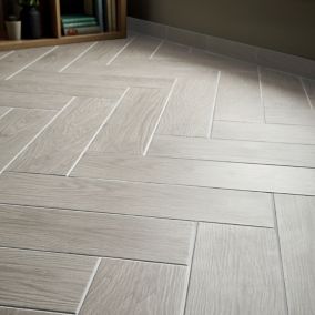 Colours Cotage wood White Matt Wood effect Textured Porcelain Indoor Wall & floor Tile, Pack of 4, (L)1200mm (W)200mm