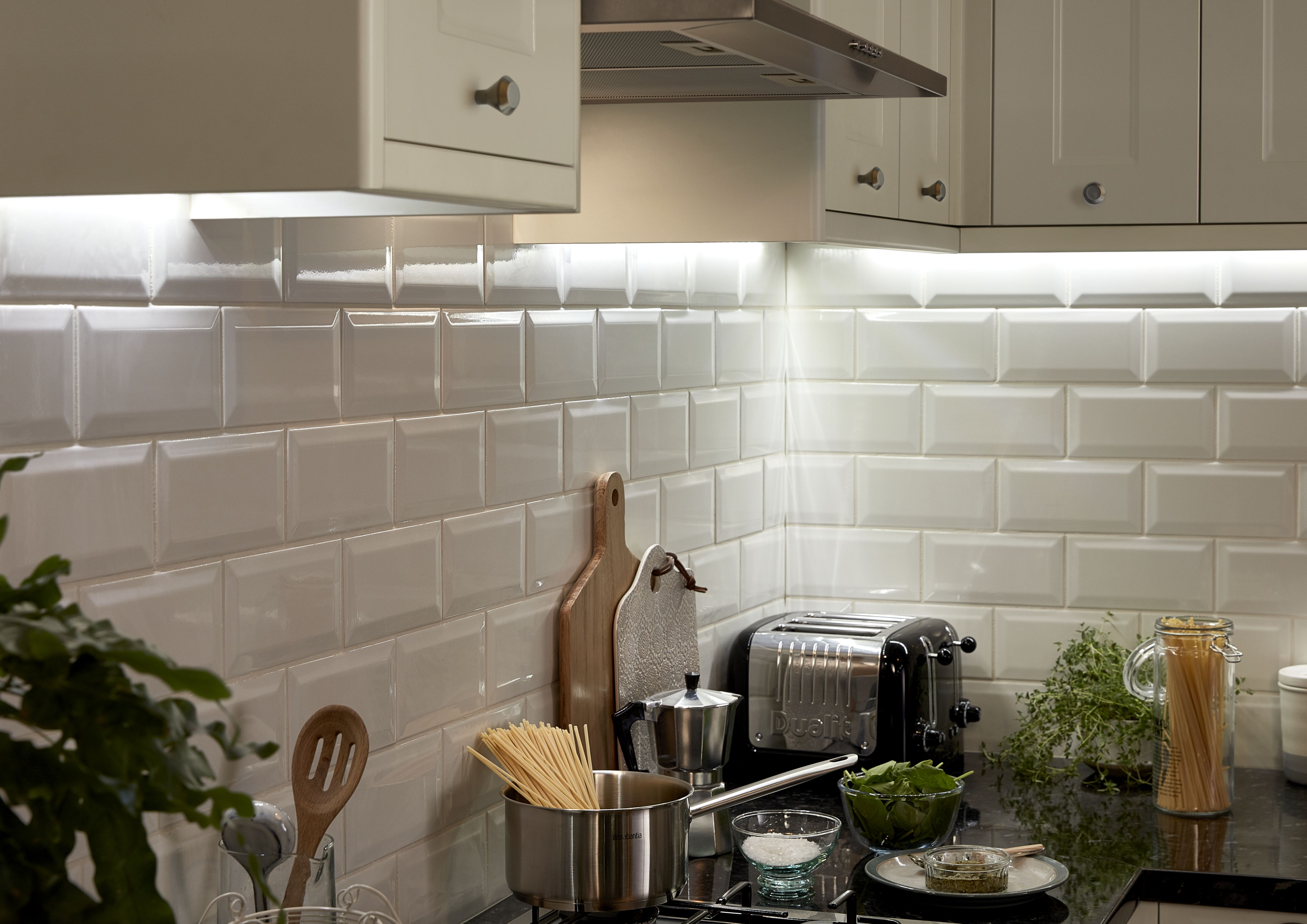 Colours Donny Clear Mains-powered LED Neutral white Under cabinet light IP20 (L)320mm (W)8.5mm, Pack of 3