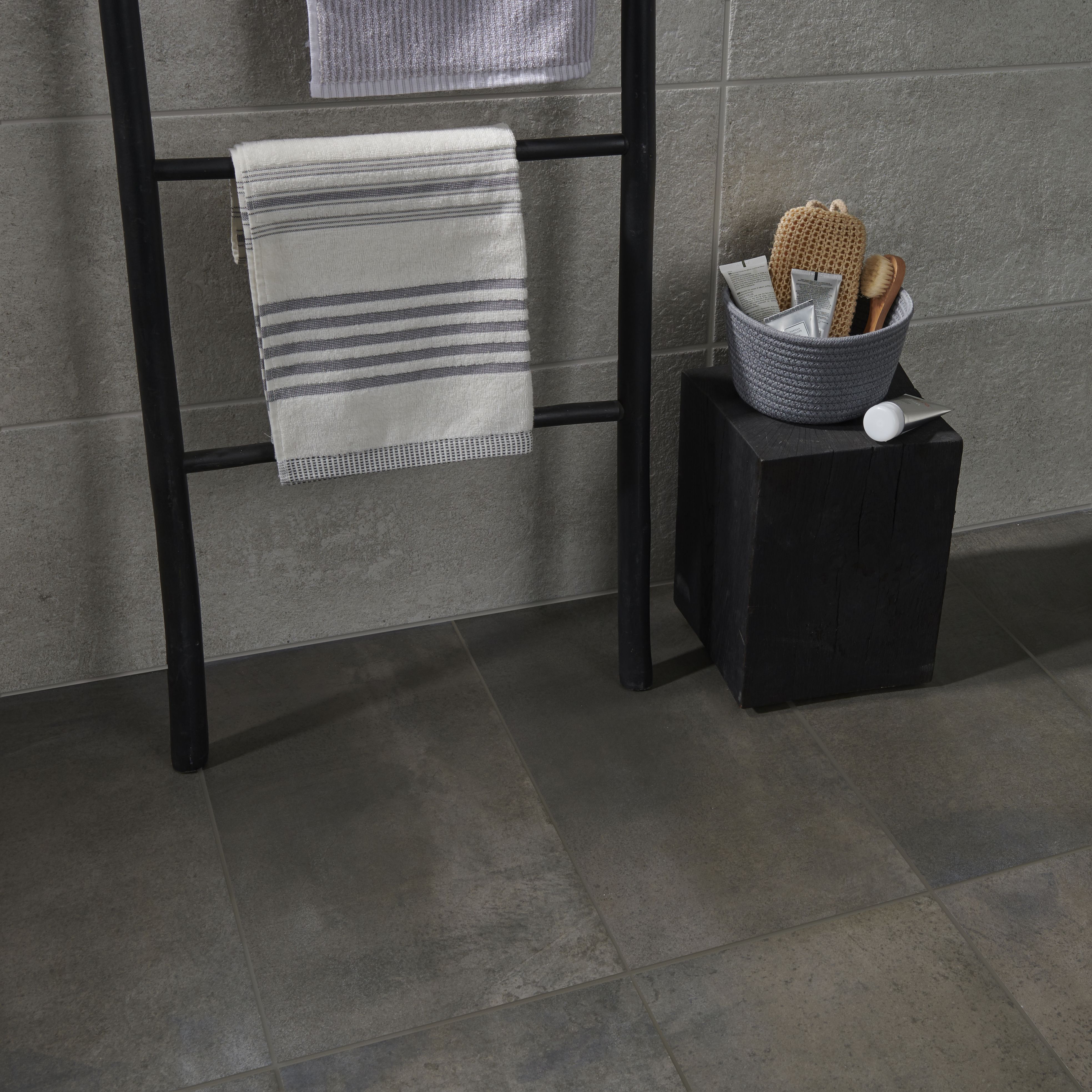 Colours Metalized Grey Concrete effect Porcelain Indoor Wall & floor tile, Pack of 6, (L)600mm (W)300mm