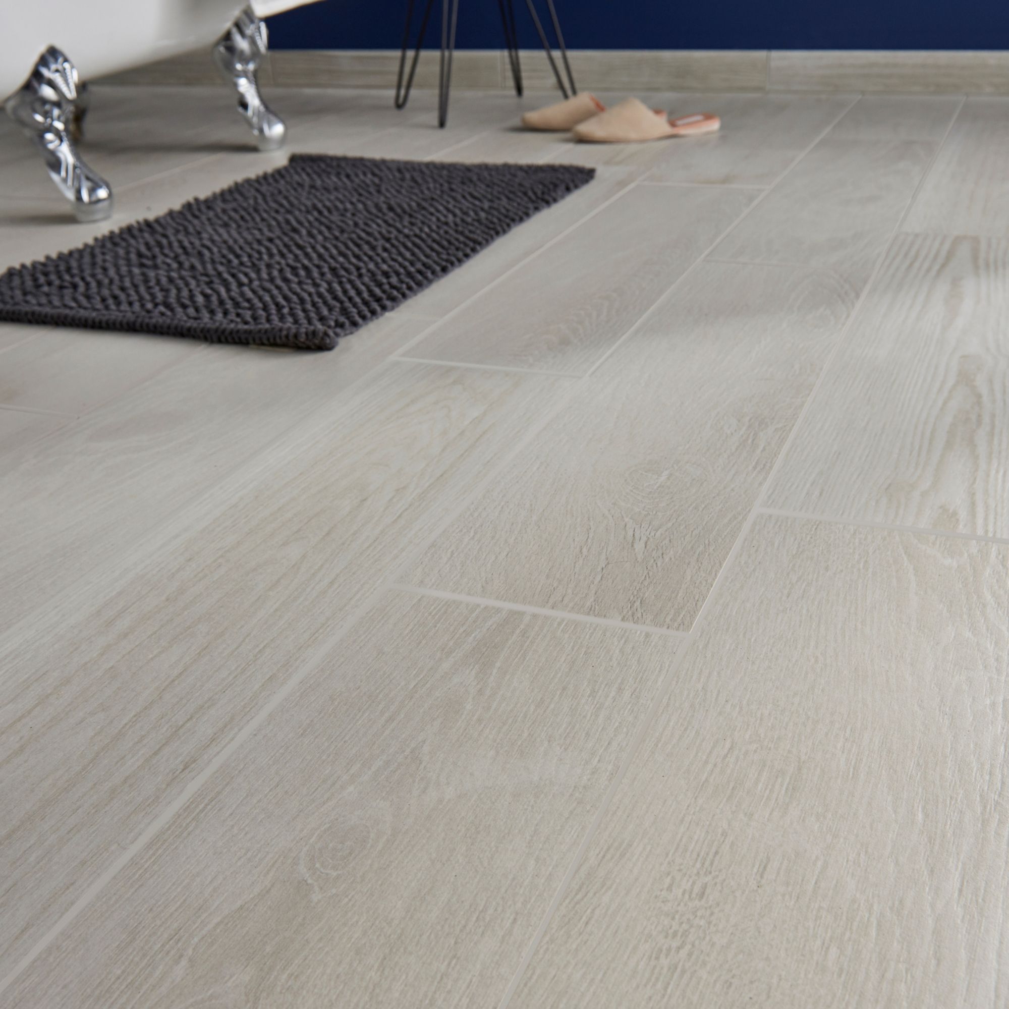 Colours Pine wood White Matt Wood effect Textured Porcelain Indoor Wall & floor Tile, (L)800mm (W)200mm, 1.28m²