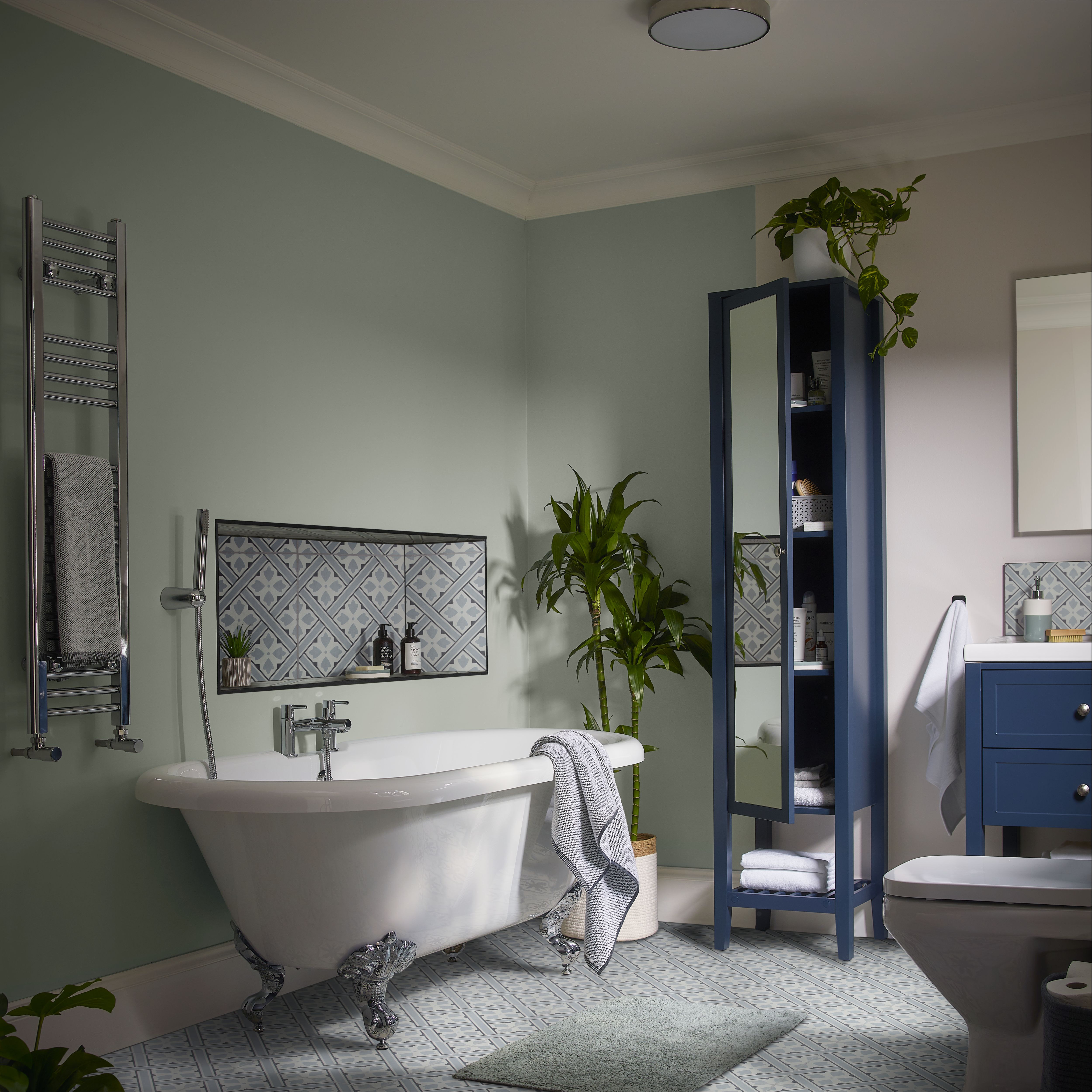 Cooke & Lewis Duchess Gloss White Acrylic Claw Feet Oval Freestanding Bath (L)1695mm (W)785mm