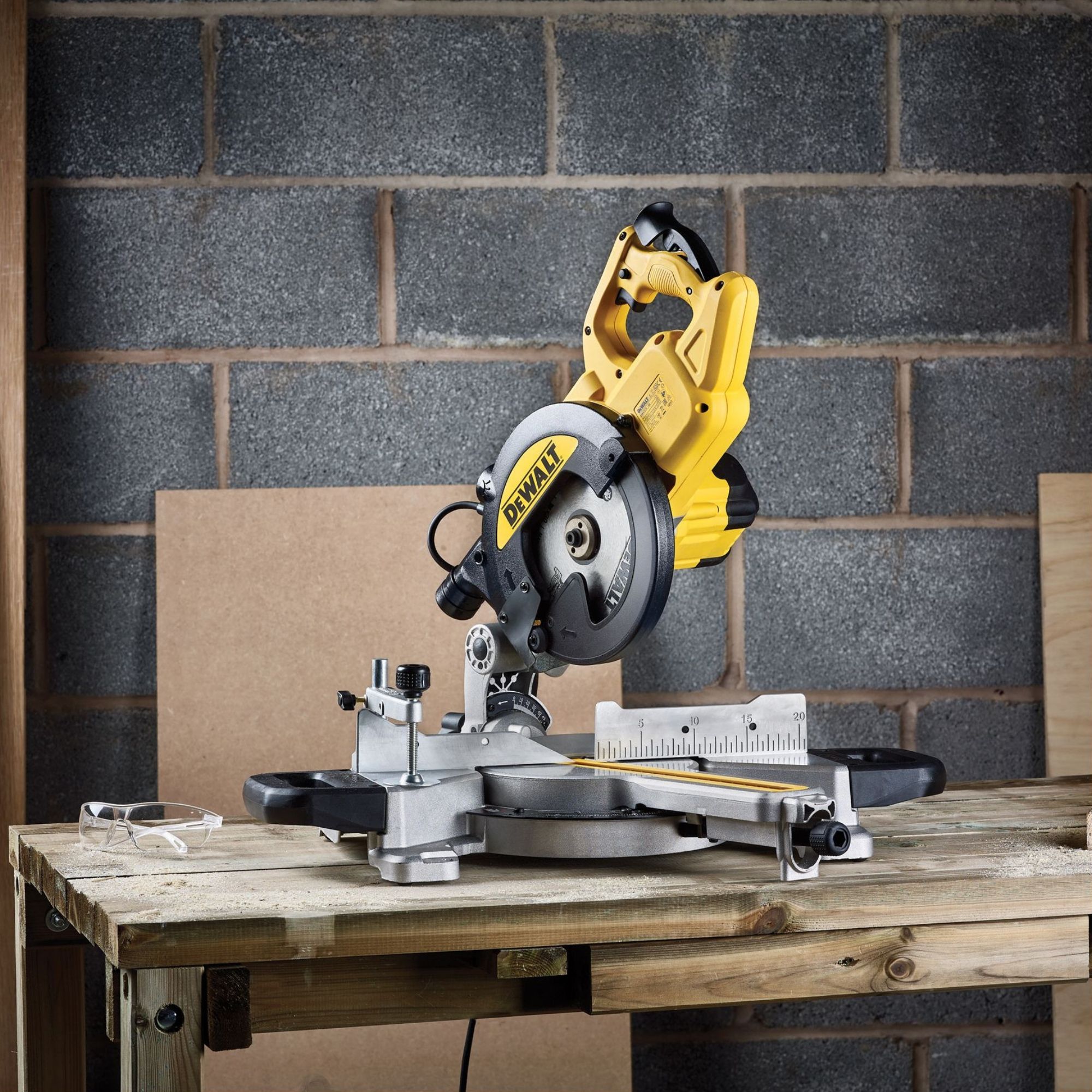 DeWalt 1300W 240V 216mm Corded Compound mitre saw DWS773-GB - 5