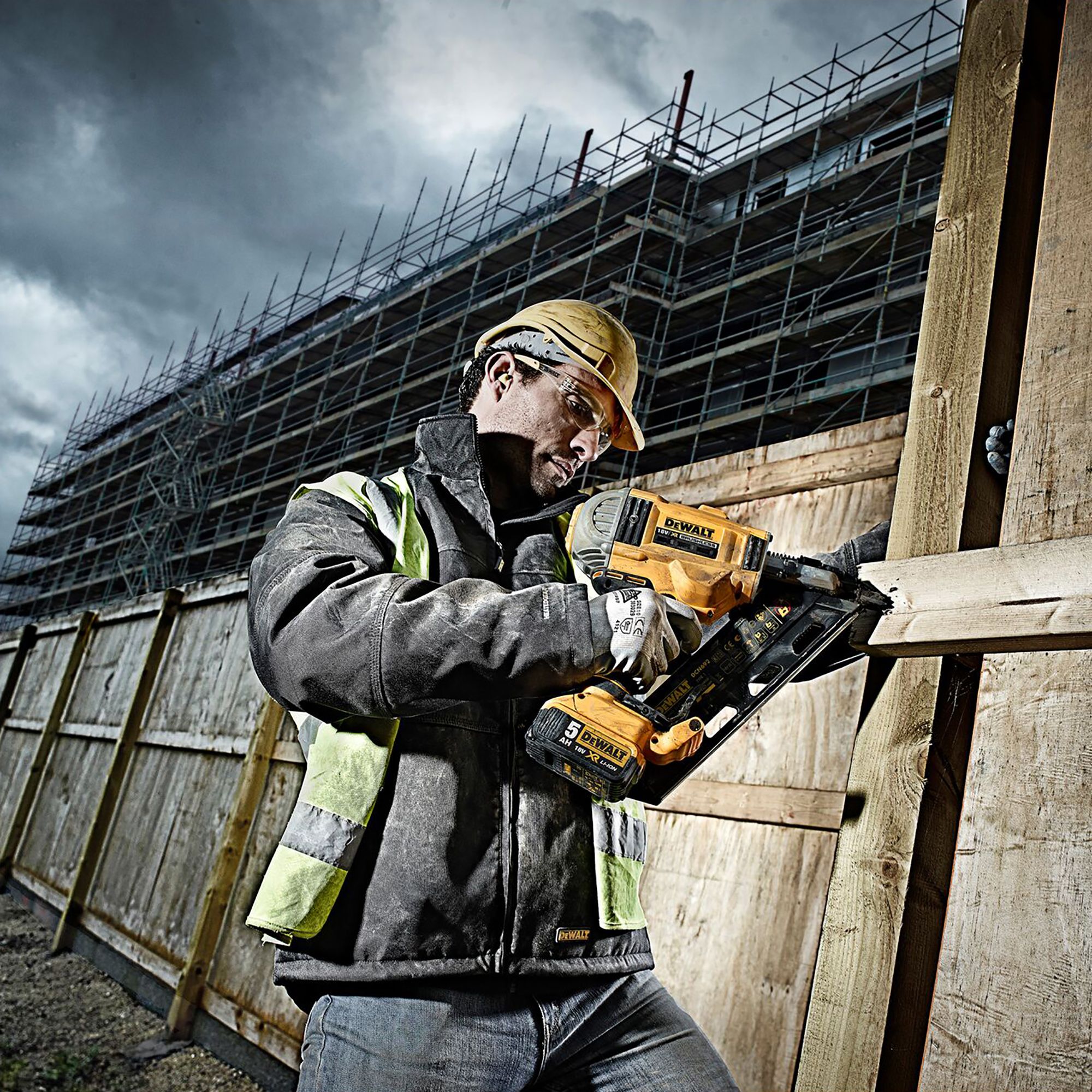 DeWalt 18V 90mm 2 x 5 Li-ion XR Cordless Angled Nailer DCN692P2-GB - 5