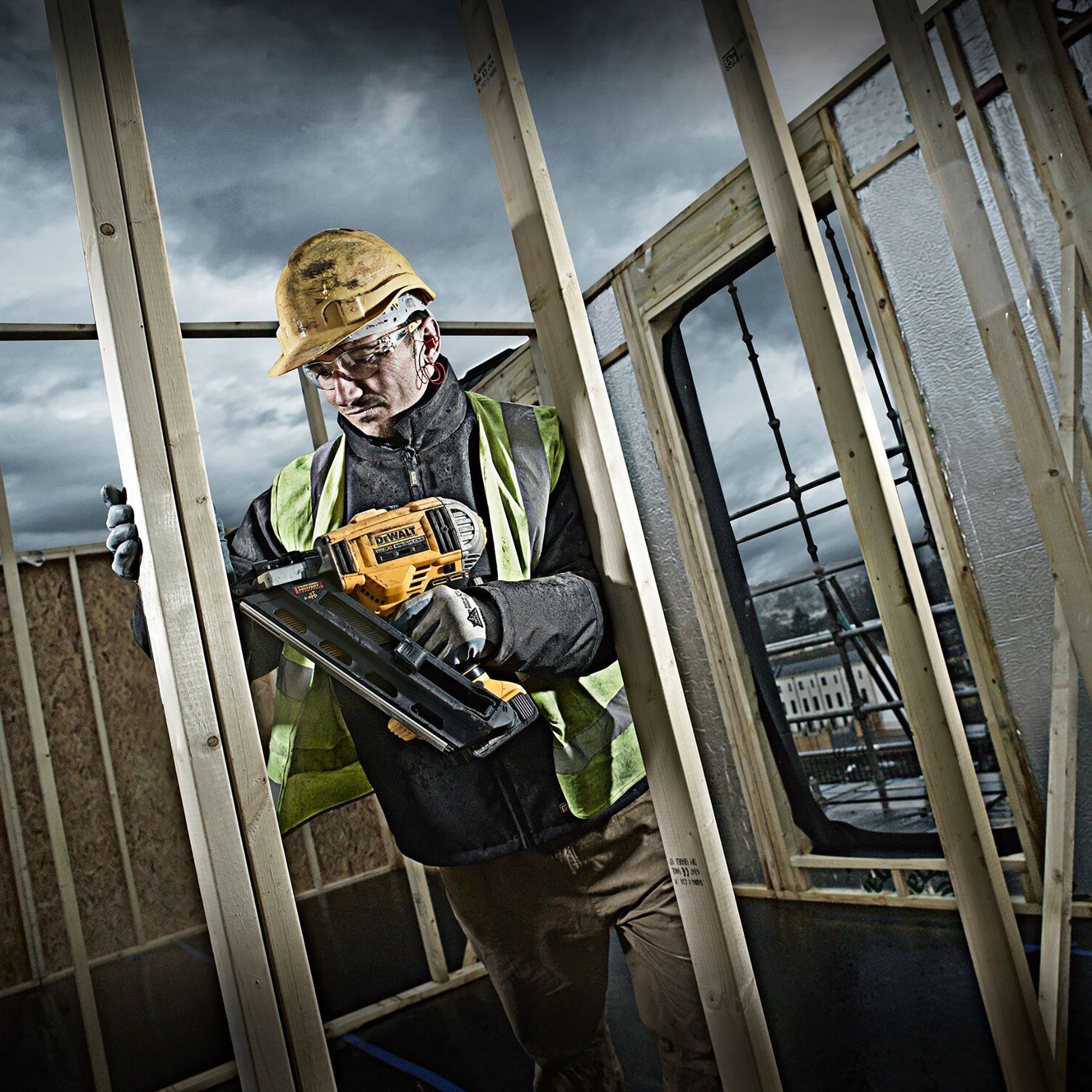 DeWalt 18V 90mm 2 x 5 Li-ion XR Cordless Angled Nailer DCN692P2-GB - 1