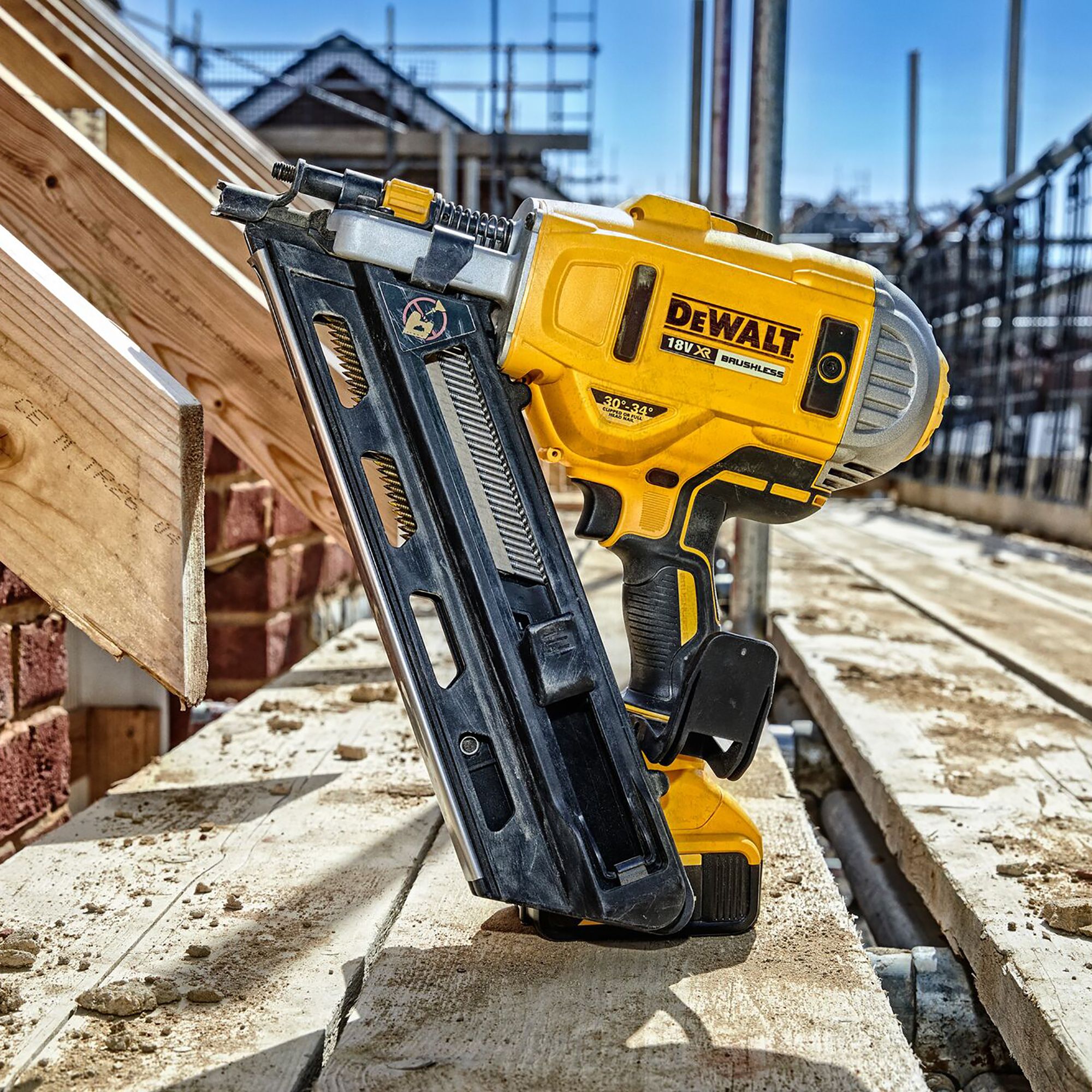 DeWalt 18V 90mm 2 x 5 Li-ion XR Cordless Angled Nailer DCN692P2-GB - 9