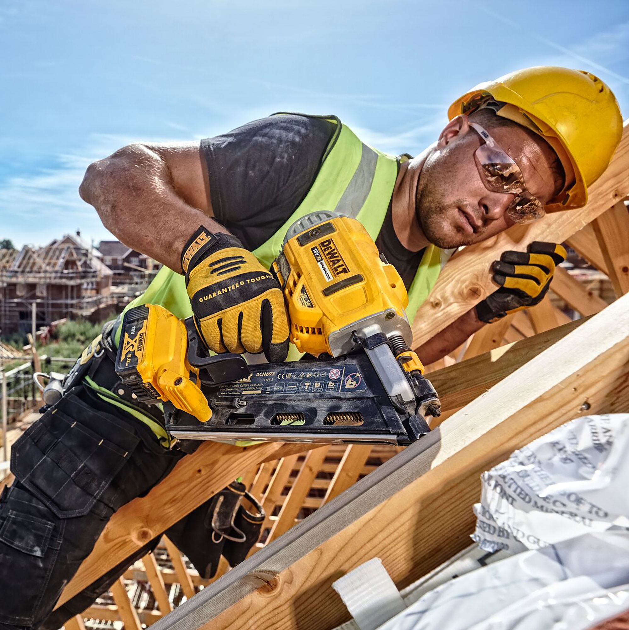 DeWalt 18V XR Li-ion 90mm First fix Cordless Angled Nail gun (2 x 5Ah ...