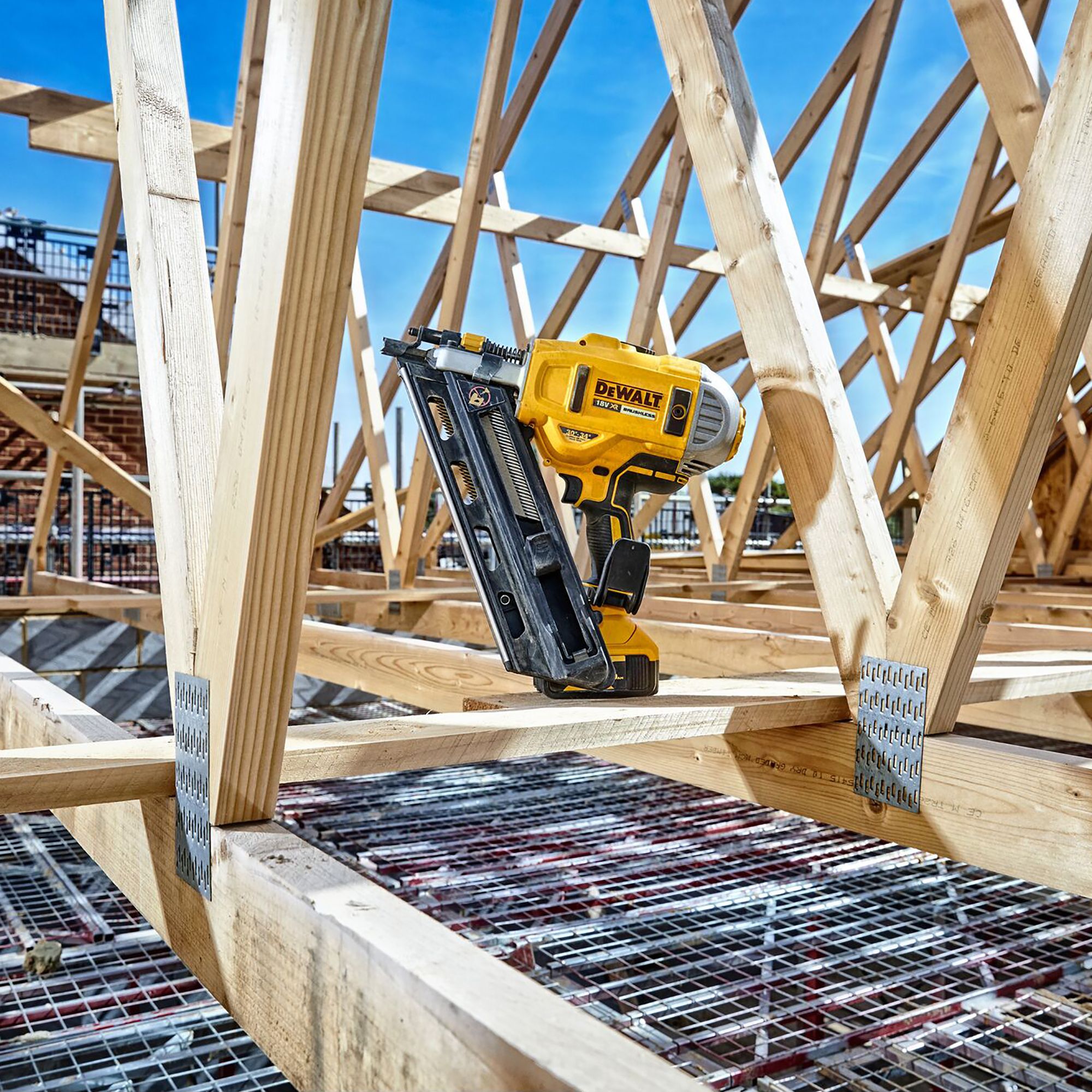 DeWalt 18V XR Li-ion 90mm First fix Cordless Angled Nail gun (2 x 5Ah ...