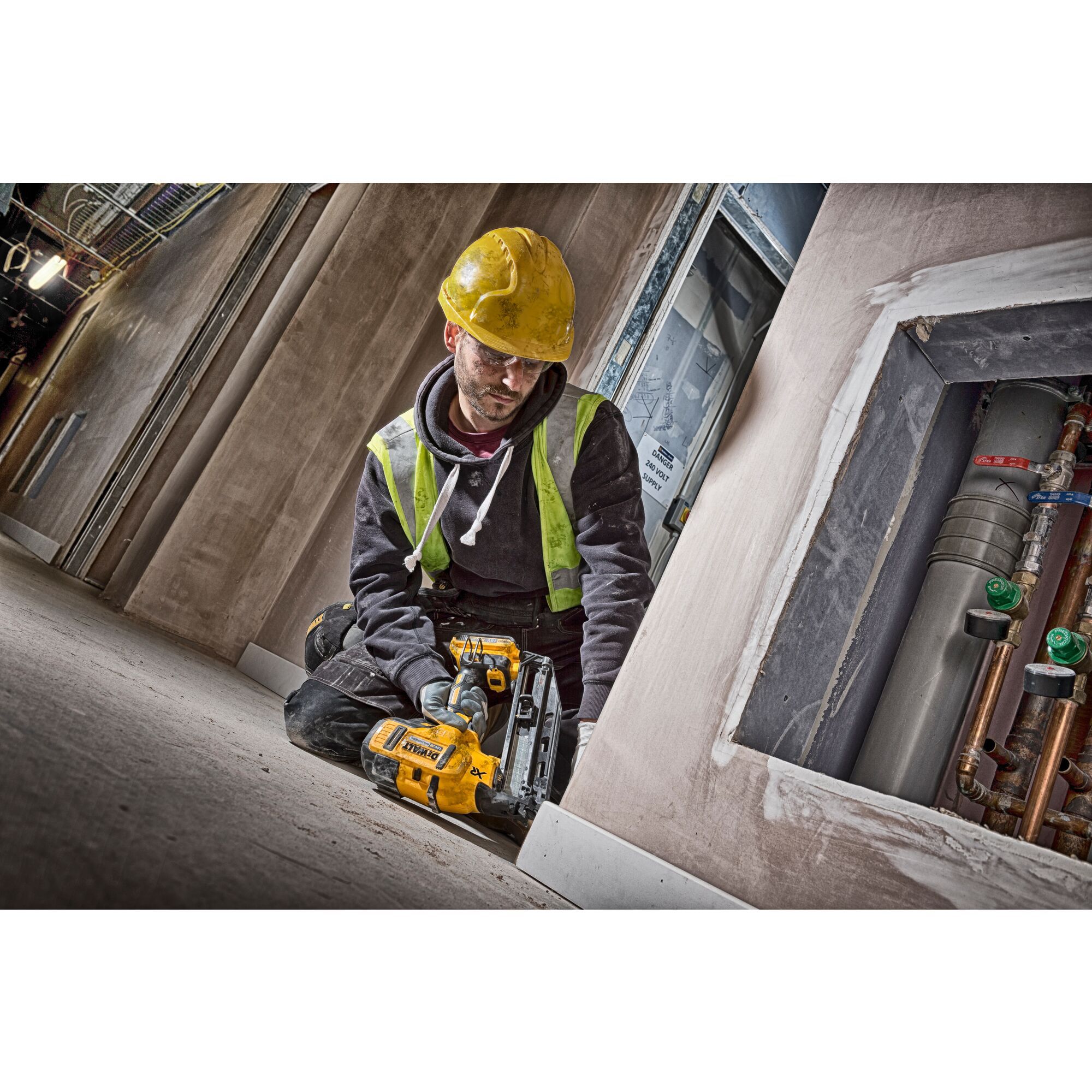 DeWalt 18V XR Lithium 64mm Second fix Cordless 16 gauge Nail gun (Bare Tool) - DCN660N-XJ
