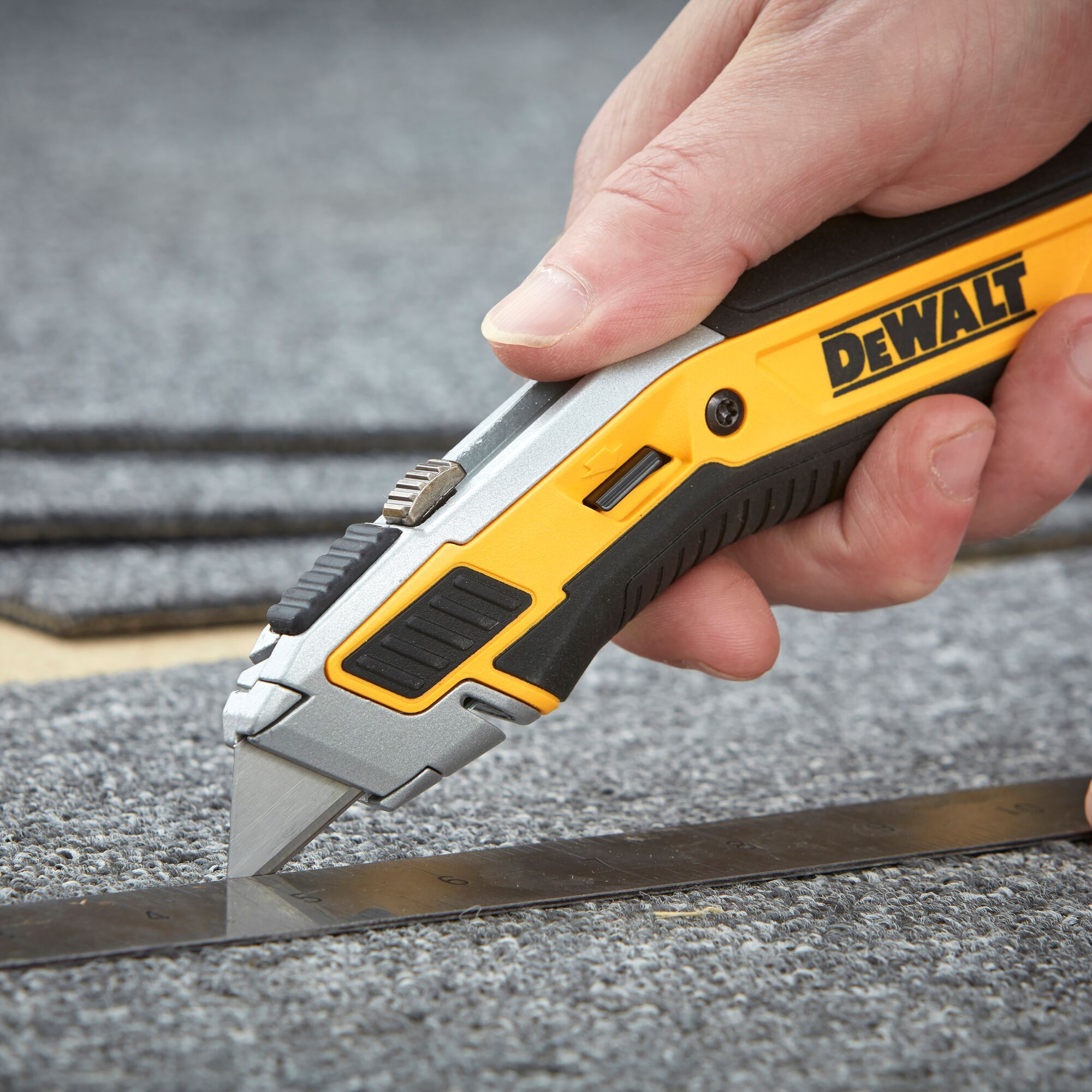 DeWalt Deadbolt 61mm Chrome vanadium steel Yellow Foldable Retractable knife