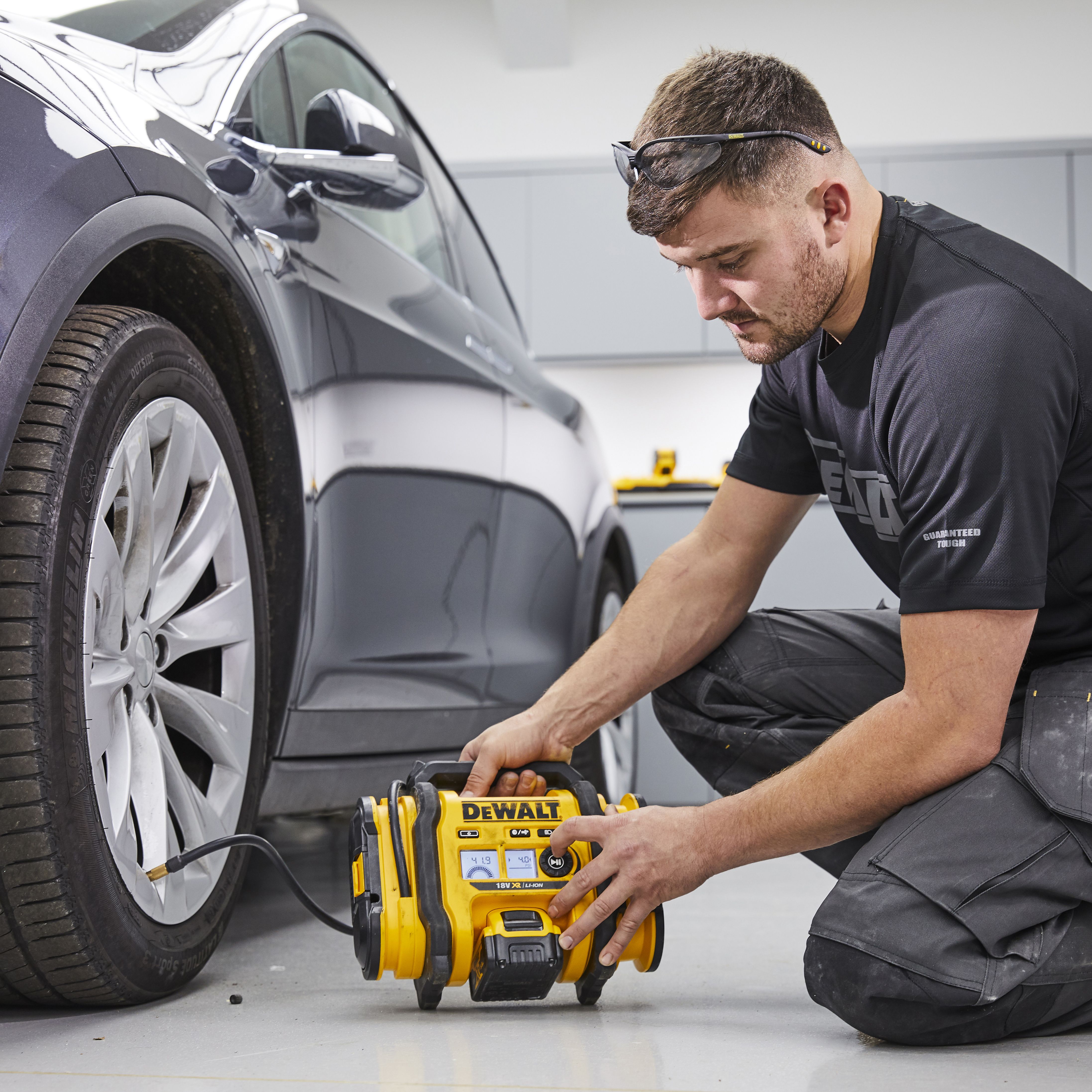 DeWalt XR 18V Cordless Tyre inflator (Bare Tool) - DCC018N-XJ
