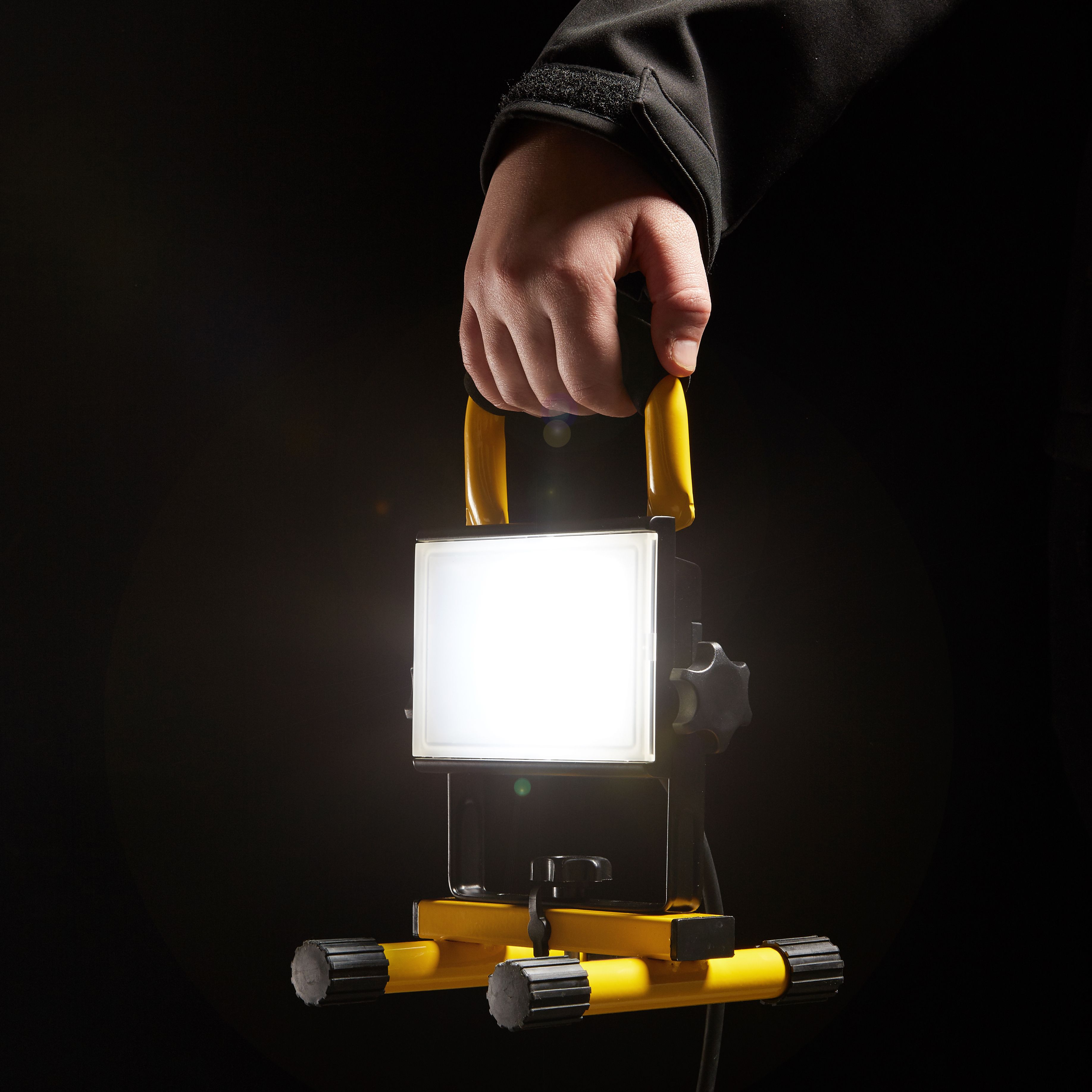 Diall Mains-powered LED Work Light 11W 220 - 240V 800lm | DIY At B&Q