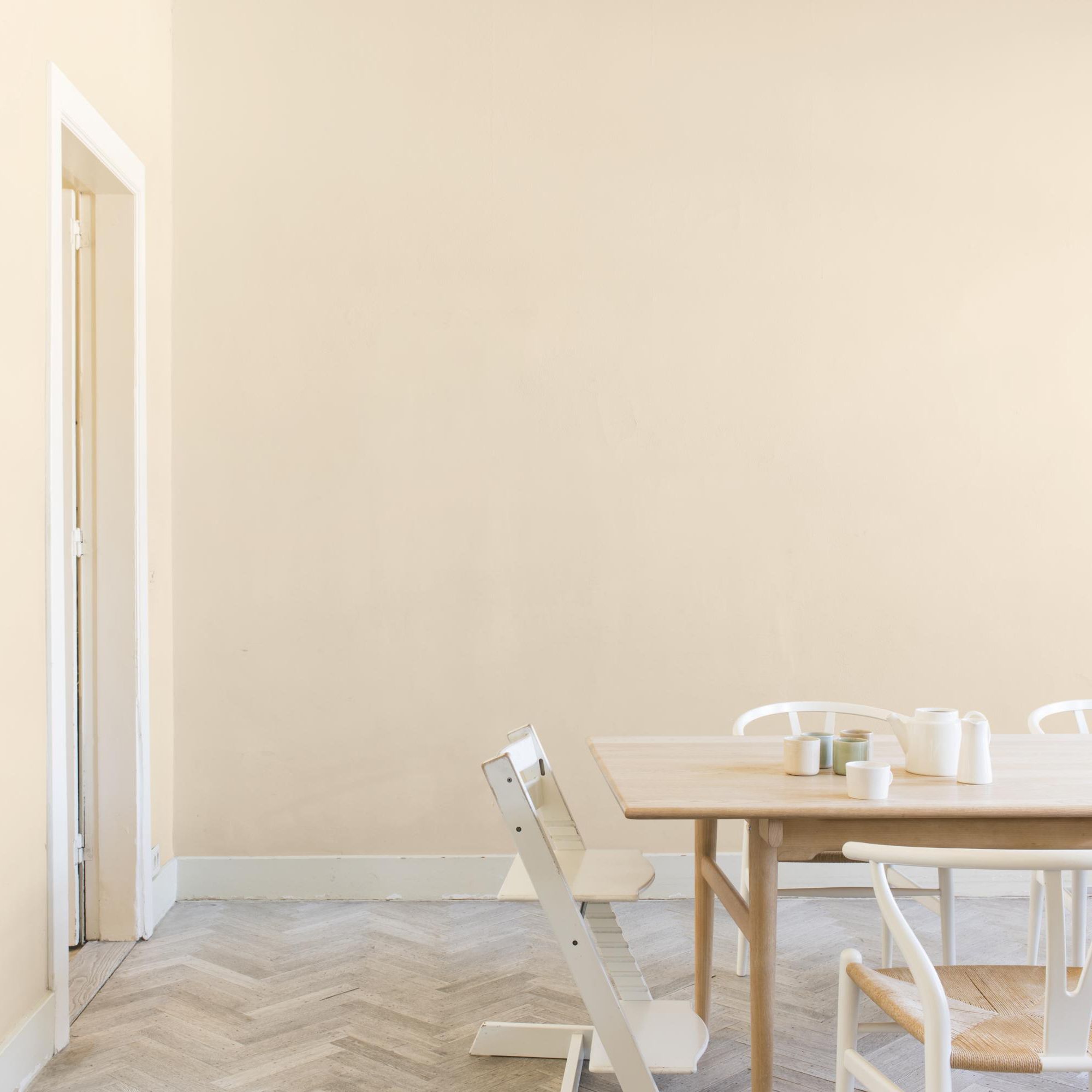 Dulux Trade Magnolia Matt Wall & ceiling Emulsion paint, 5L