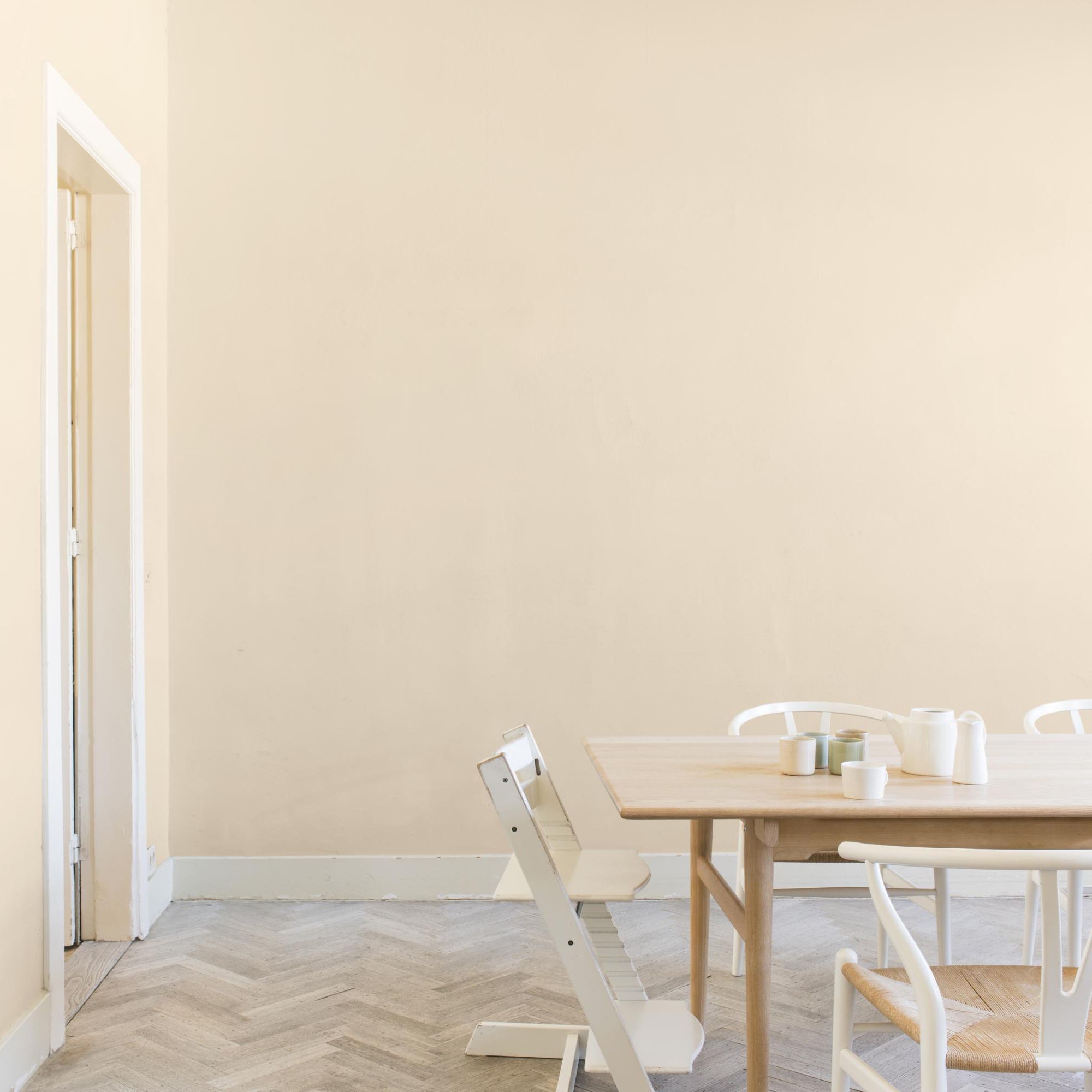 Dulux Trade Magnolia Super matt Wall & ceiling Emulsion paint, 5L