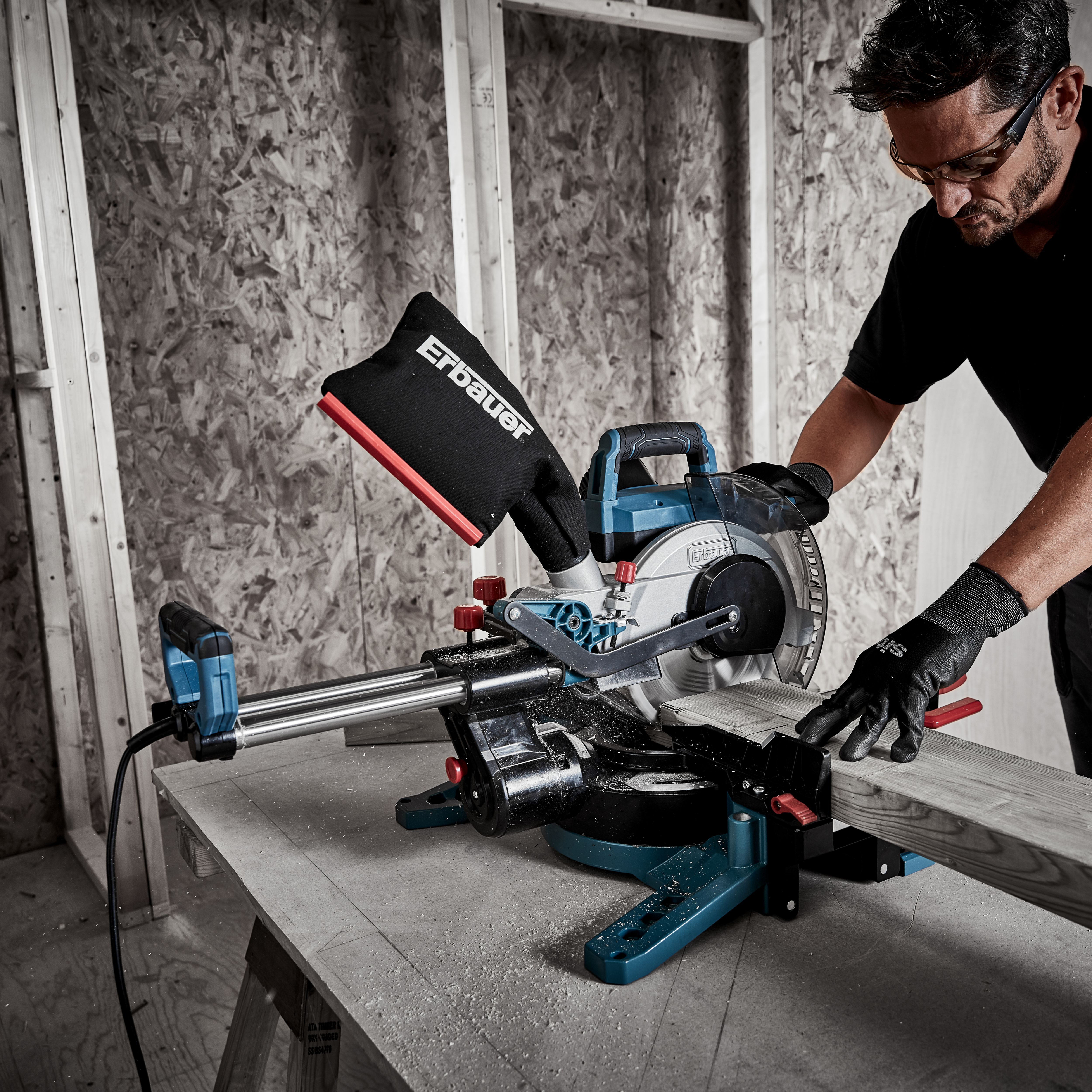 Erbauer 1400W 220 240V 216mm Corded Sliding mitre saw EMIS216S