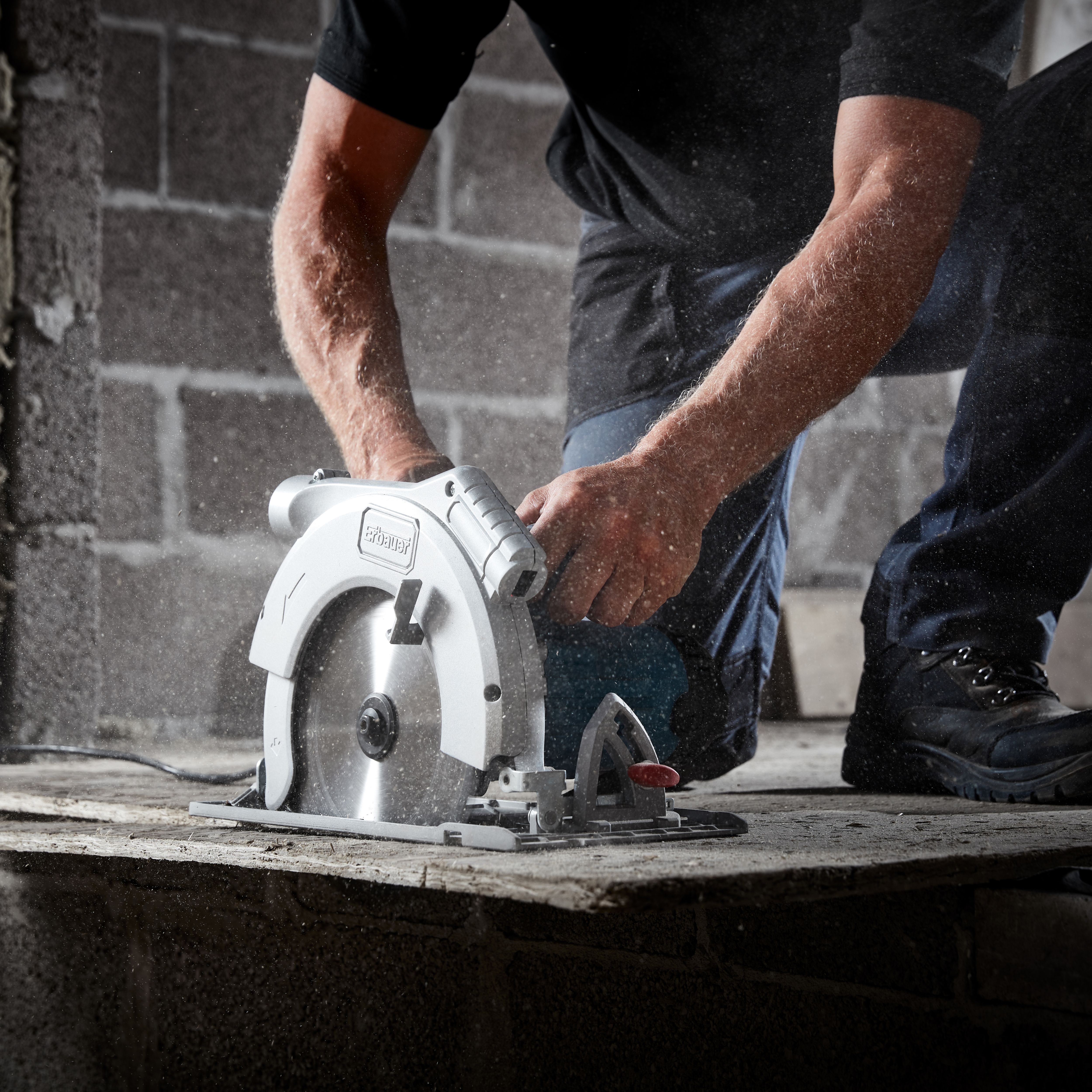 Erbauer 2000W 220-240V 235mm Corded Circular saw ECS2000