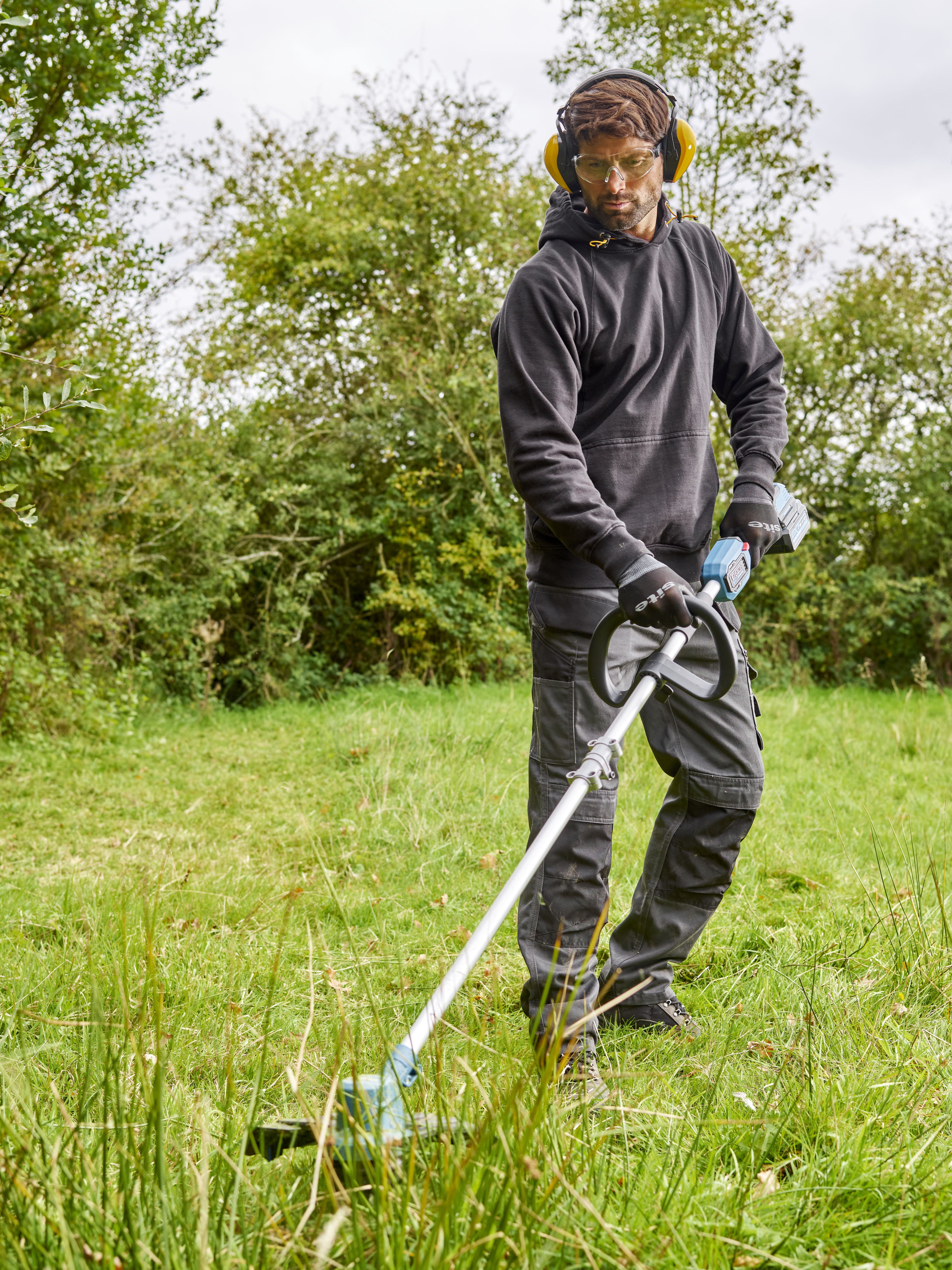 Bladed strimmer deals b&q