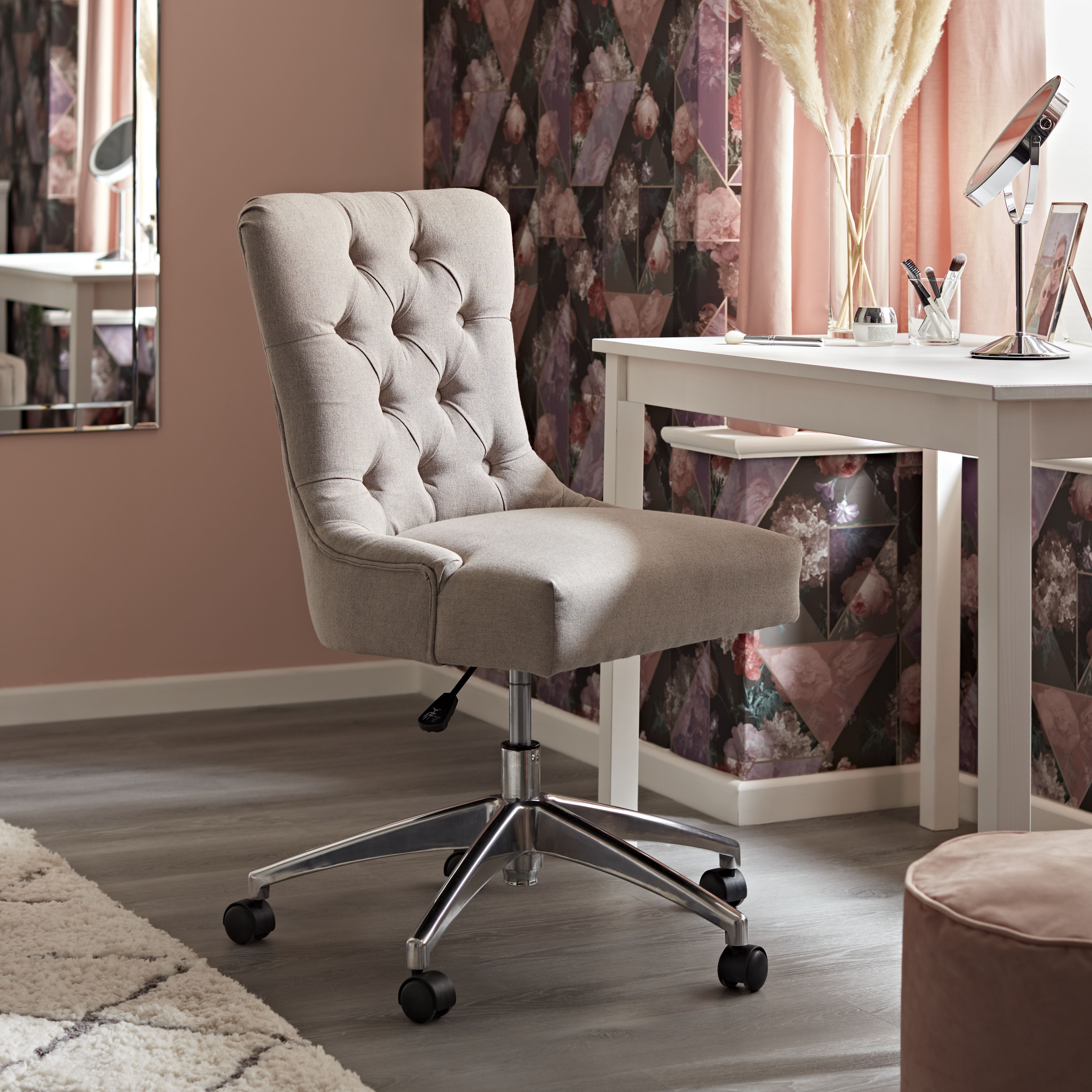 B and q on sale desk chair