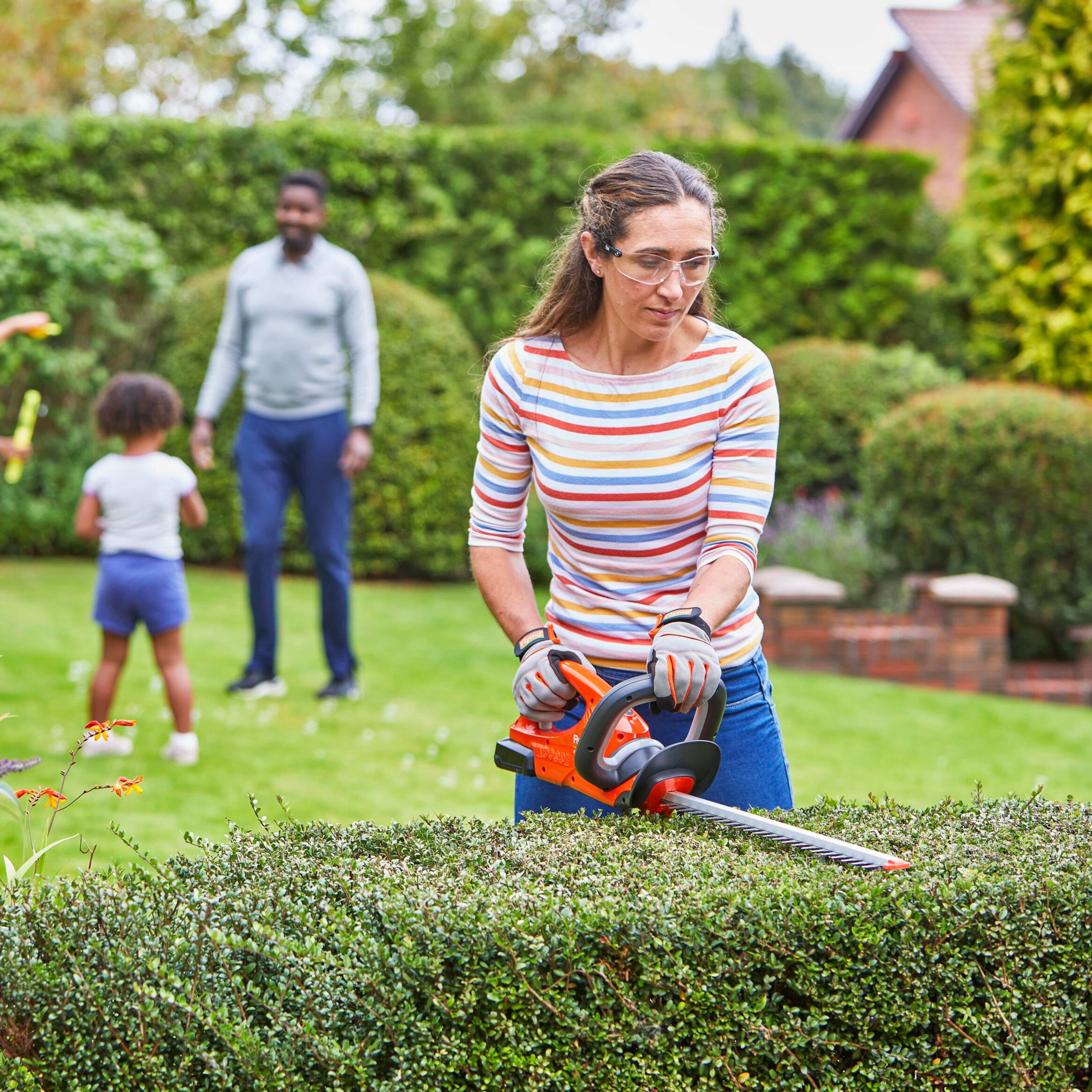 B&q battery hedge trimmer hot sale