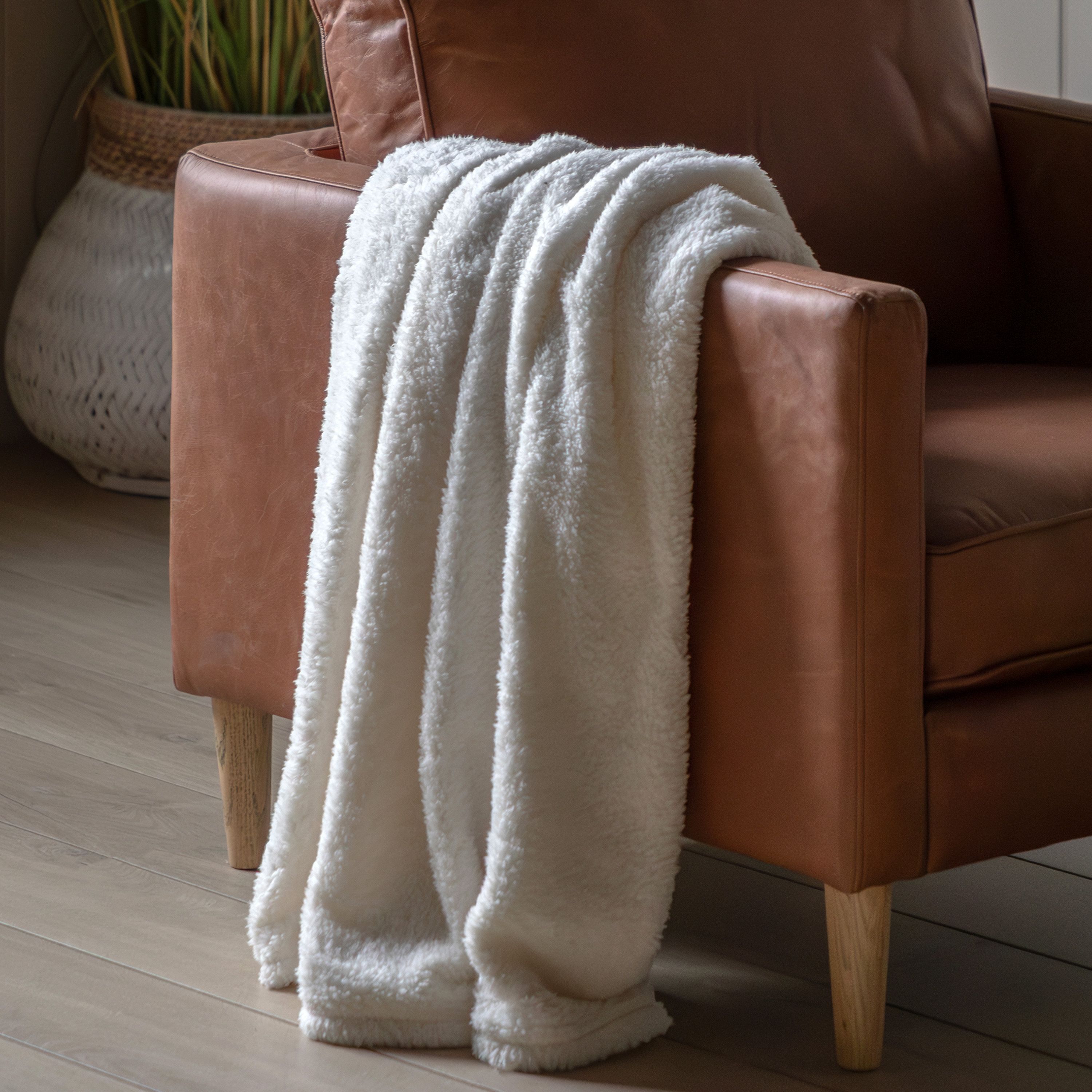 Gallery™ Cream Teddy Fleece Throw (L) 180cm x (W) 140cm